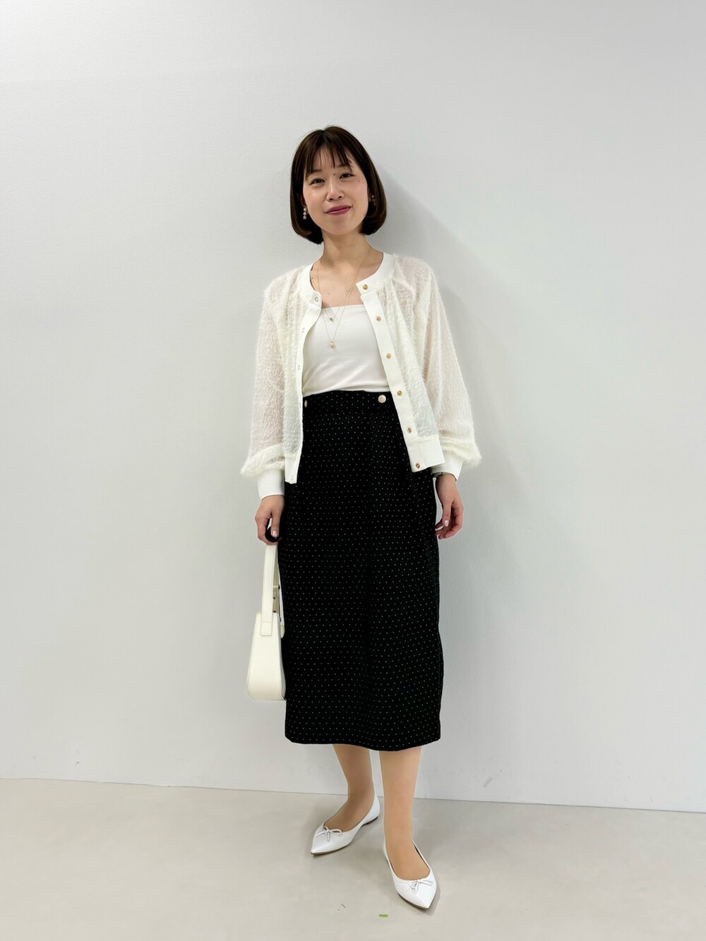 「ヘアリーカーディガン、モノトーンコーデ、春コーデ、春カーディガン、スカートスタイル、オトナ女子、大人かわいい、きれいめ、大人可愛い、スカートコーデ」｜「MICO COULIERのヘアリー切替前後2wayカーディガン（ニット/セーター、ブラック系）」を使った、すずき ちかさん（レディース・161cm）の冬コーディネートの8枚目の写真