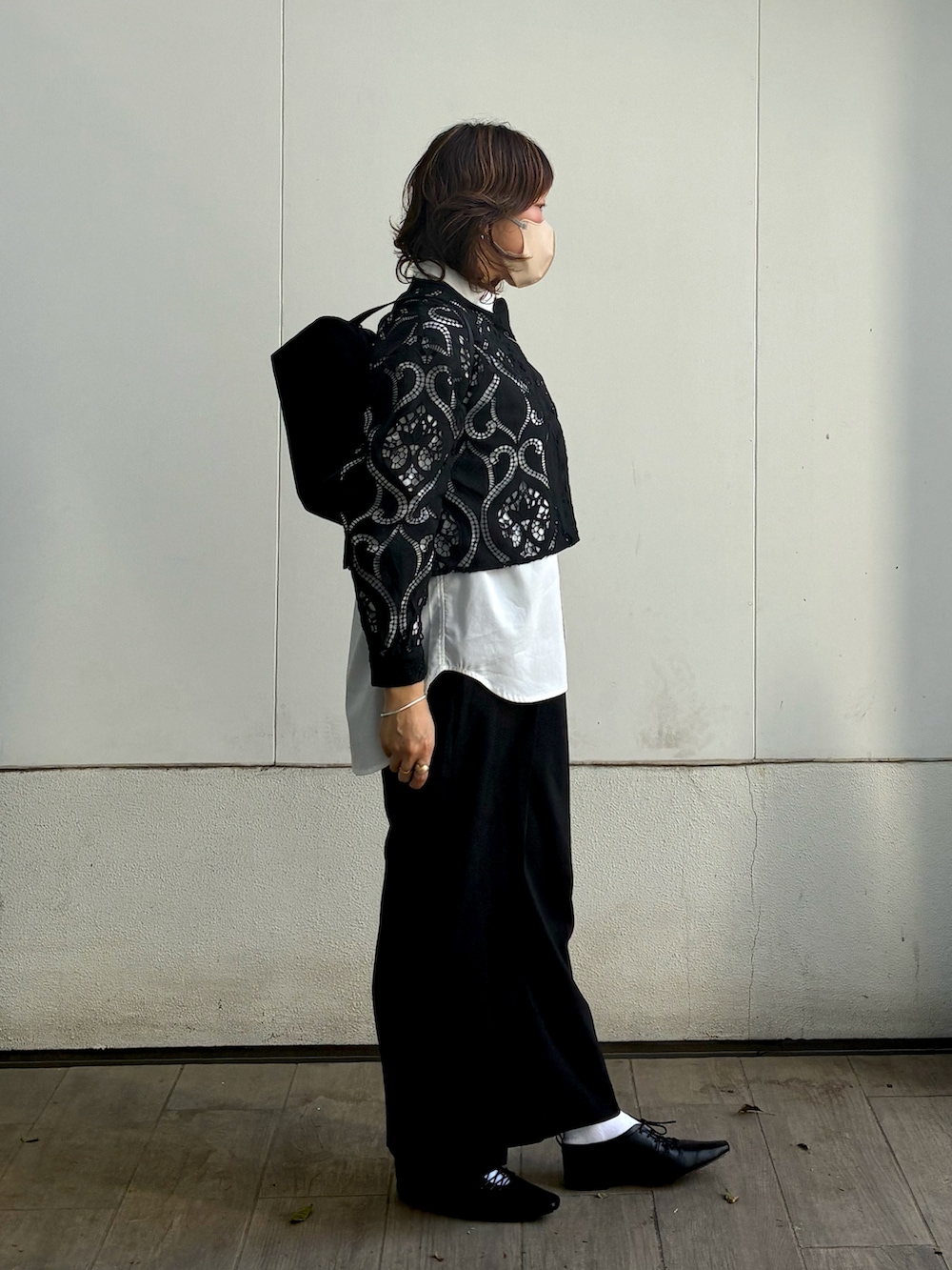 ホワイト系のシャツ/ブラウス、ブラック系のその他シューズ、ブラック系のトートバッグを着用したレディースの春コーディネートの2枚目の写真