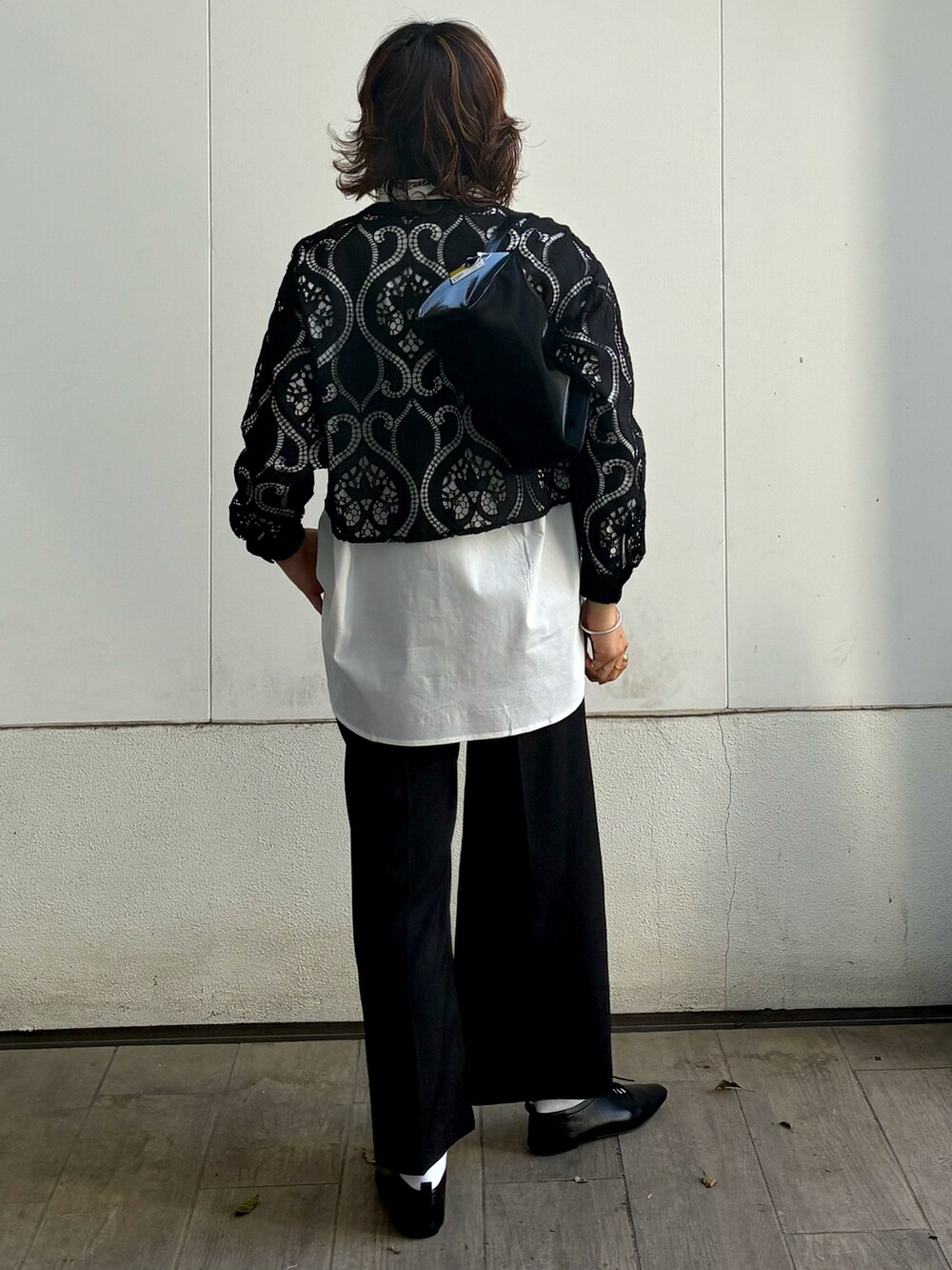 ホワイト系のシャツ/ブラウス、ブラック系のその他シューズ、ブラック系のトートバッグを着用したレディースの春コーディネートの3枚目の写真