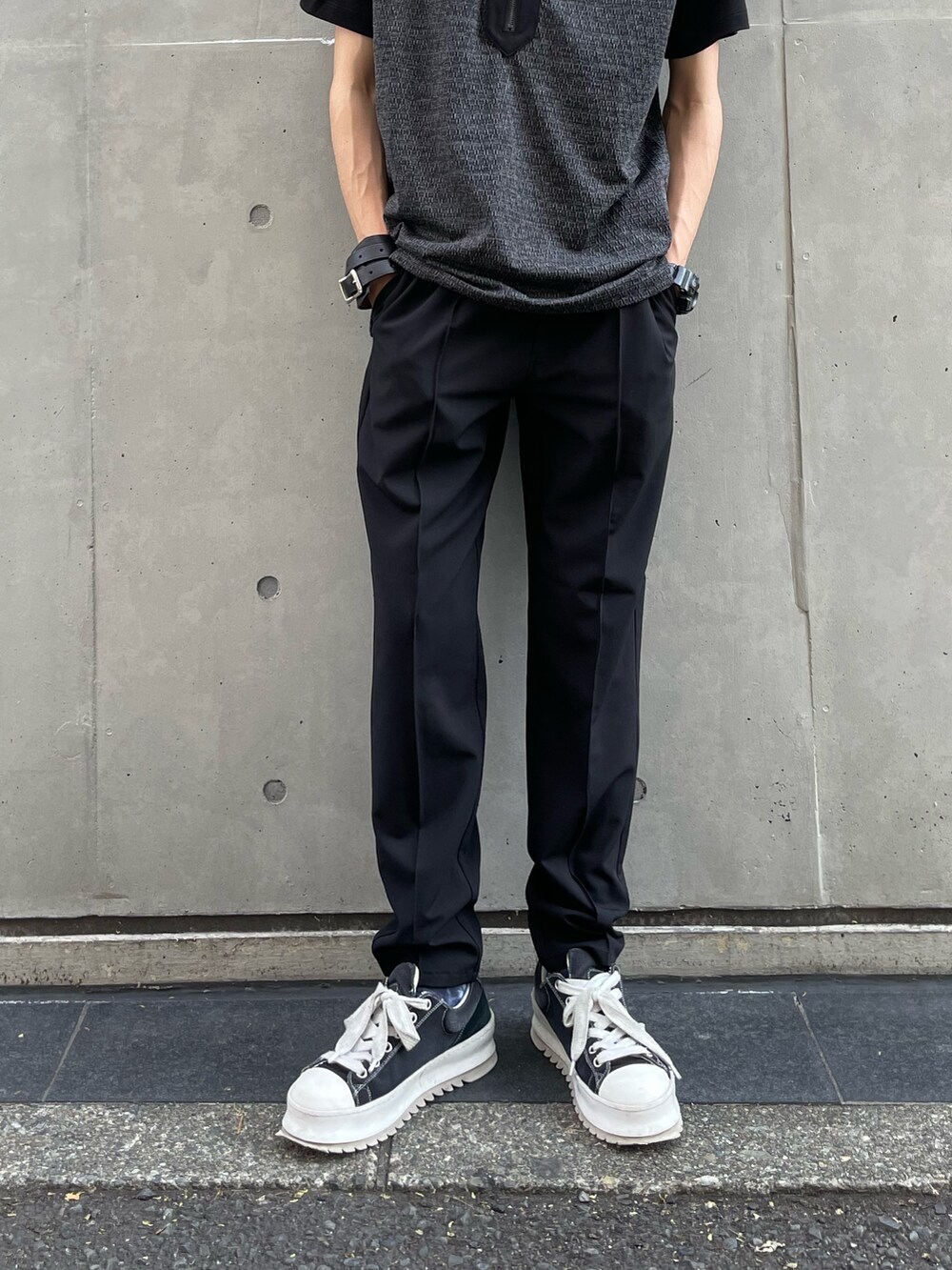 グレー系のTシャツ/カットソー、ブラック系のその他パンツ、ブラック系のスニーカーを着用したメンズの夏コーディネートの3枚目の写真