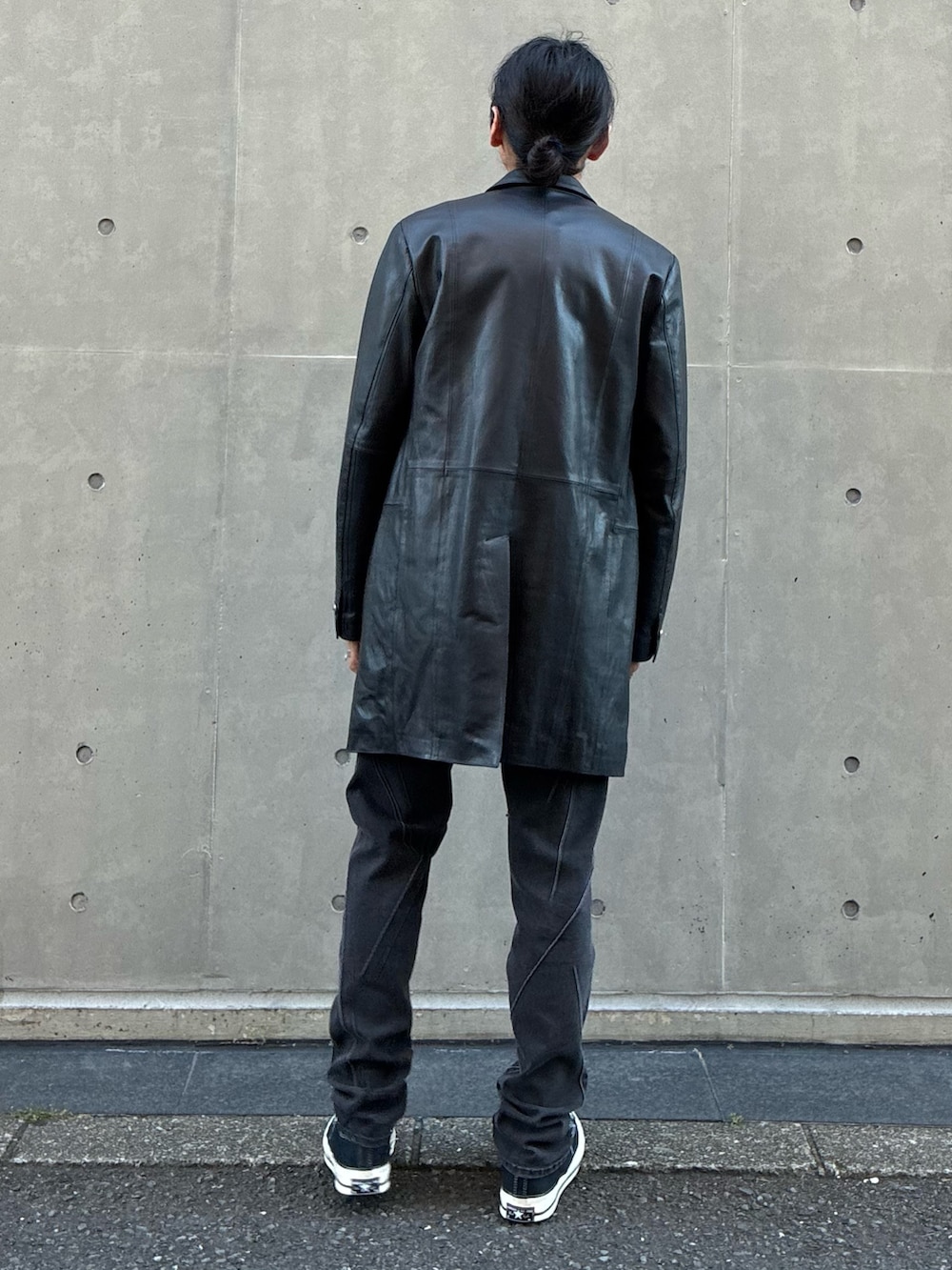 ブラック系のライダースジャケット、ブラック系のニット/セーター、ブラック系のその他パンツを着用したメンズの夏コーディネートの5枚目の写真