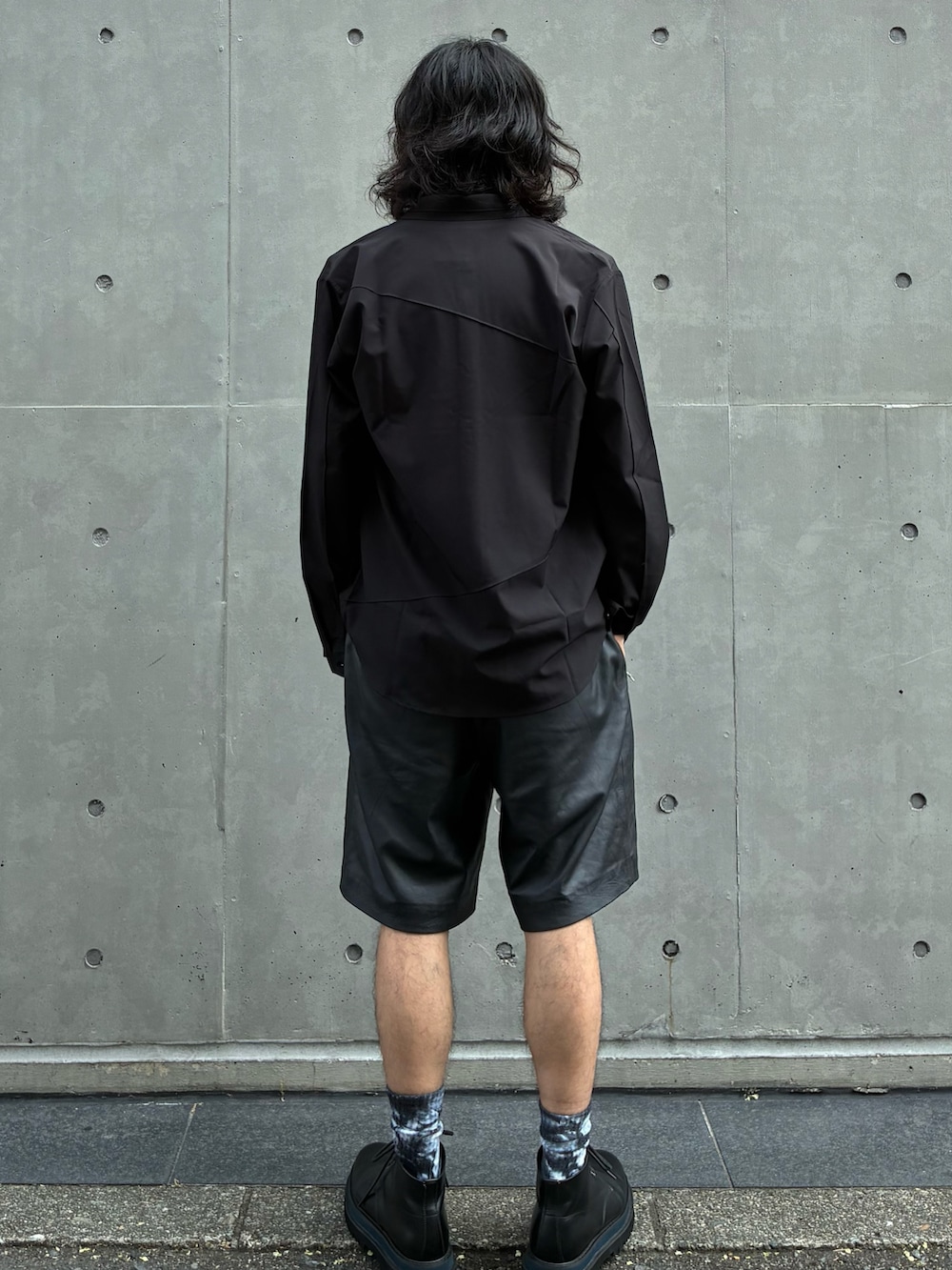 ブラック系のタンクトップ、ブラック系のシャツ/ブラウス、ブラック系のデニムパンツを着用したメンズの夏コーディネートの5枚目の写真
