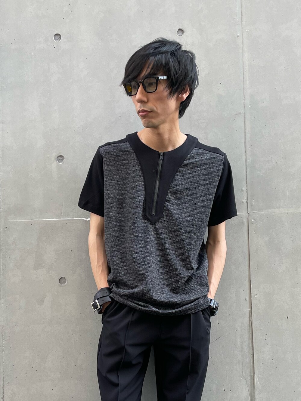グレー系のTシャツ/カットソー、ブラック系のその他パンツ、ブラック系のスニーカーを着用したメンズの夏コーディネートの2枚目の写真