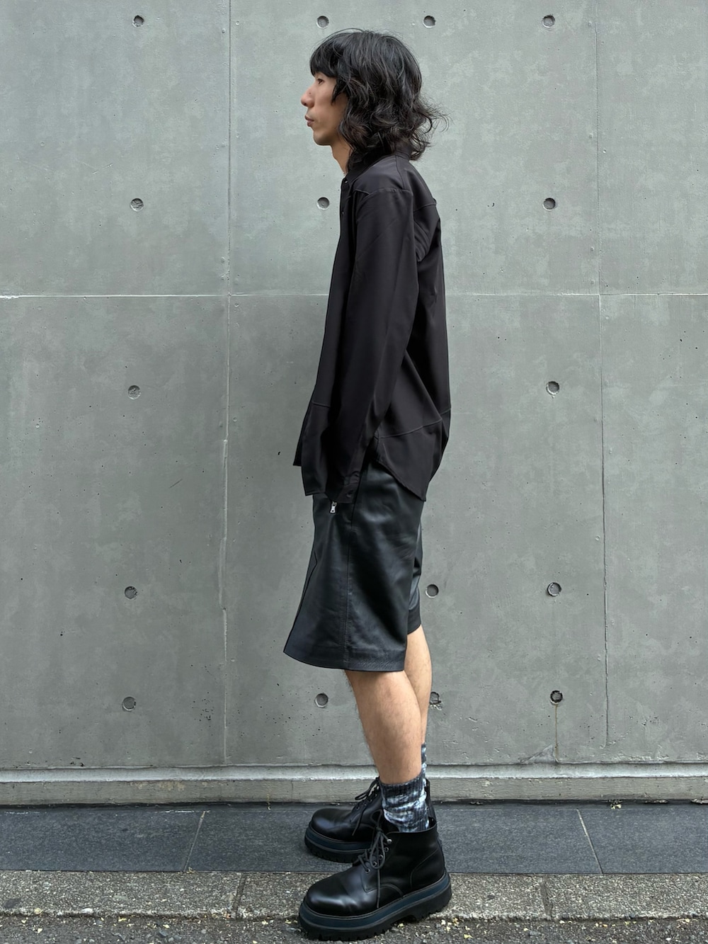 ブラック系のタンクトップ、ブラック系のシャツ/ブラウス、ブラック系のデニムパンツを着用したメンズの夏コーディネートの6枚目の写真
