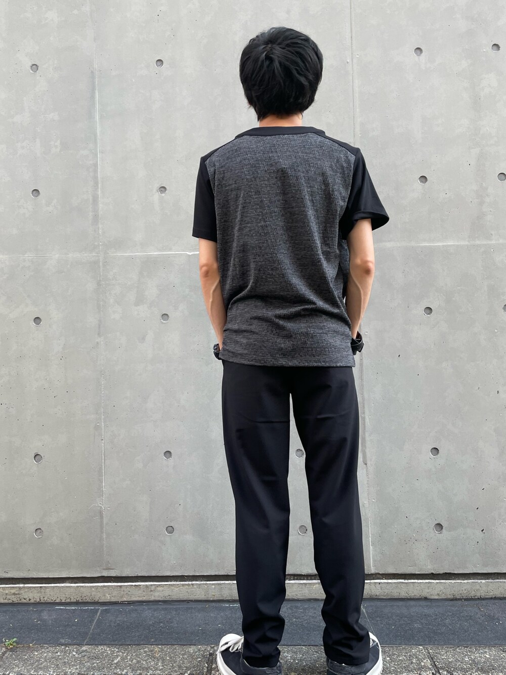 グレー系のTシャツ/カットソー、ブラック系のその他パンツ、ブラック系のスニーカーを着用したメンズの夏コーディネートの5枚目の写真
