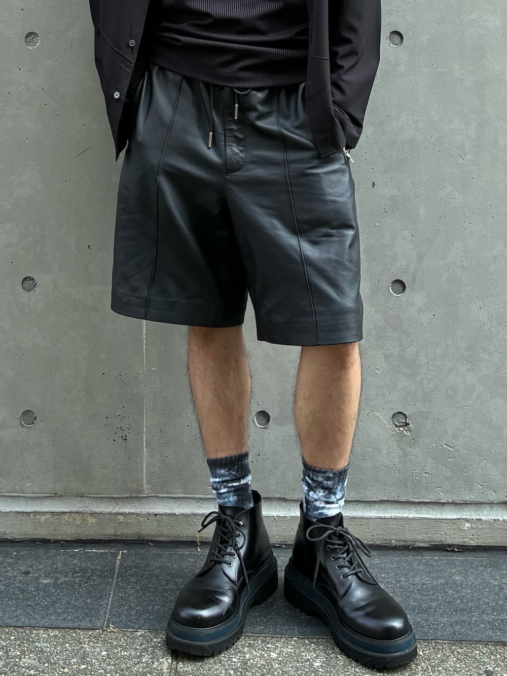 ブラック系のタンクトップ、ブラック系のシャツ/ブラウス、ブラック系のデニムパンツを着用したメンズの夏コーディネートの3枚目の写真