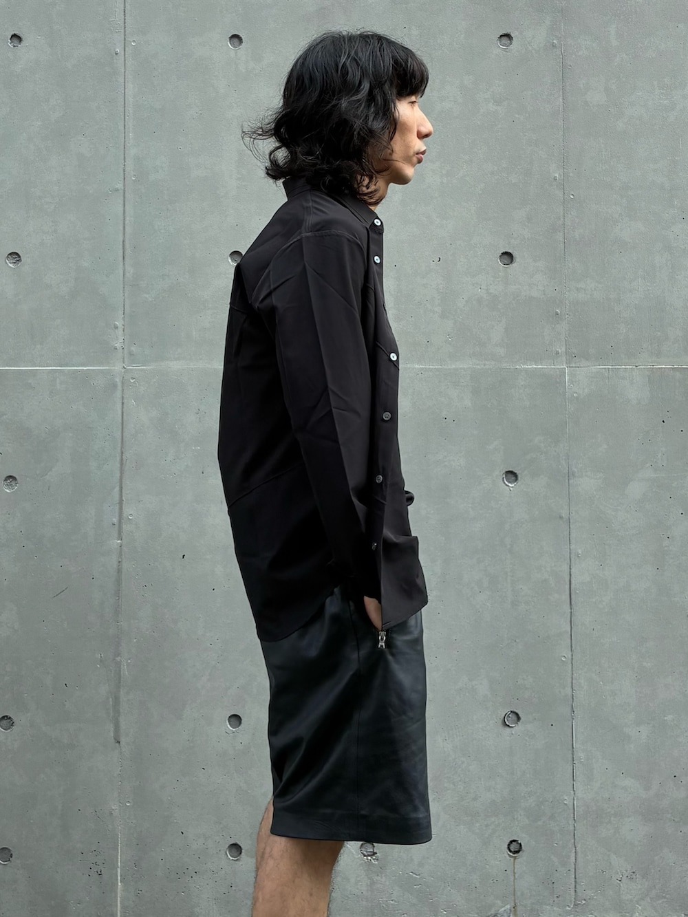 ブラック系のタンクトップ、ブラック系のシャツ/ブラウス、ブラック系のデニムパンツを着用したメンズの夏コーディネートの4枚目の写真