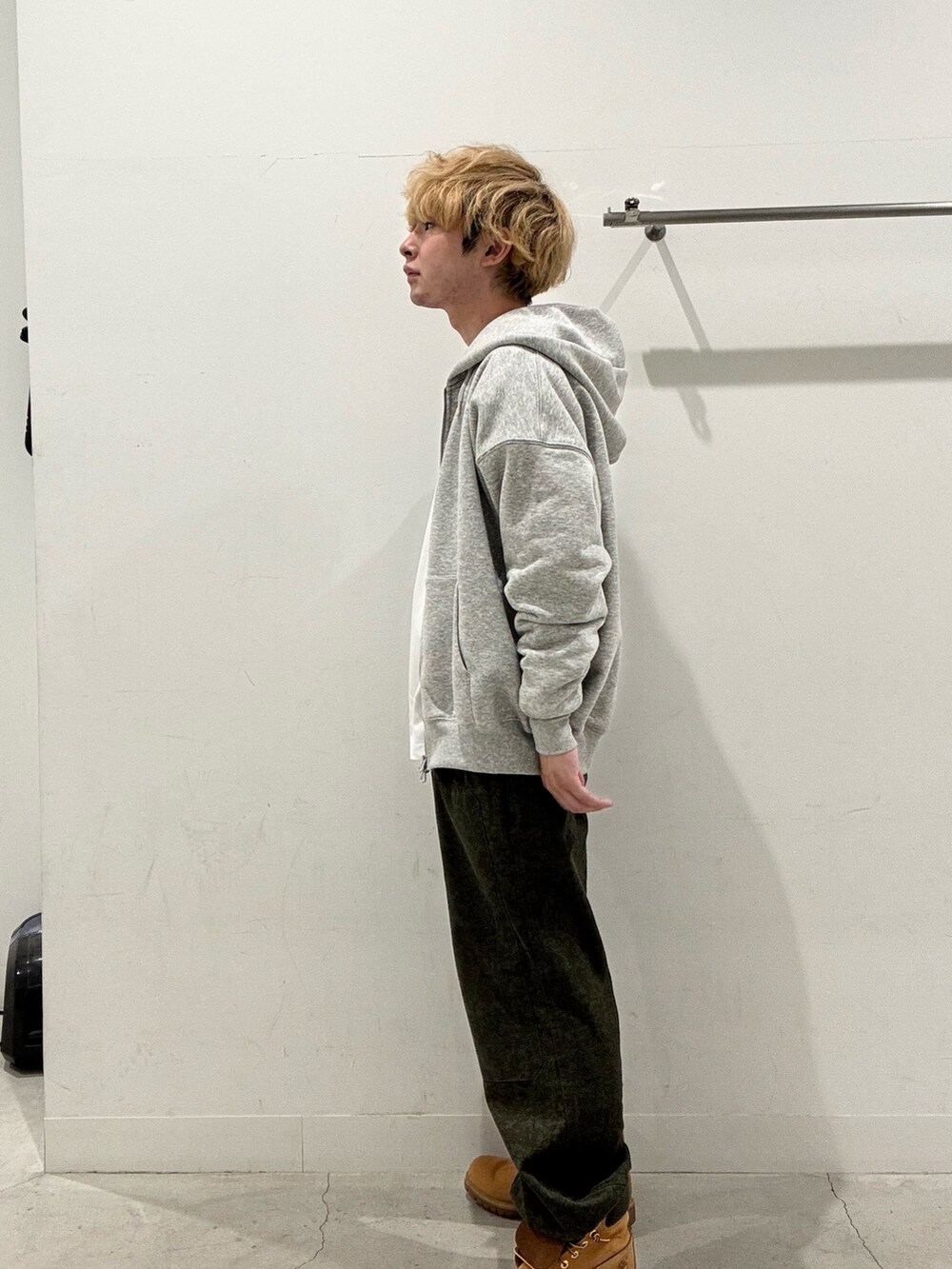 ホワイト系のTシャツ/カットソー、グレー系のパーカーを着用したメンズの秋コーディネートの2枚目の写真