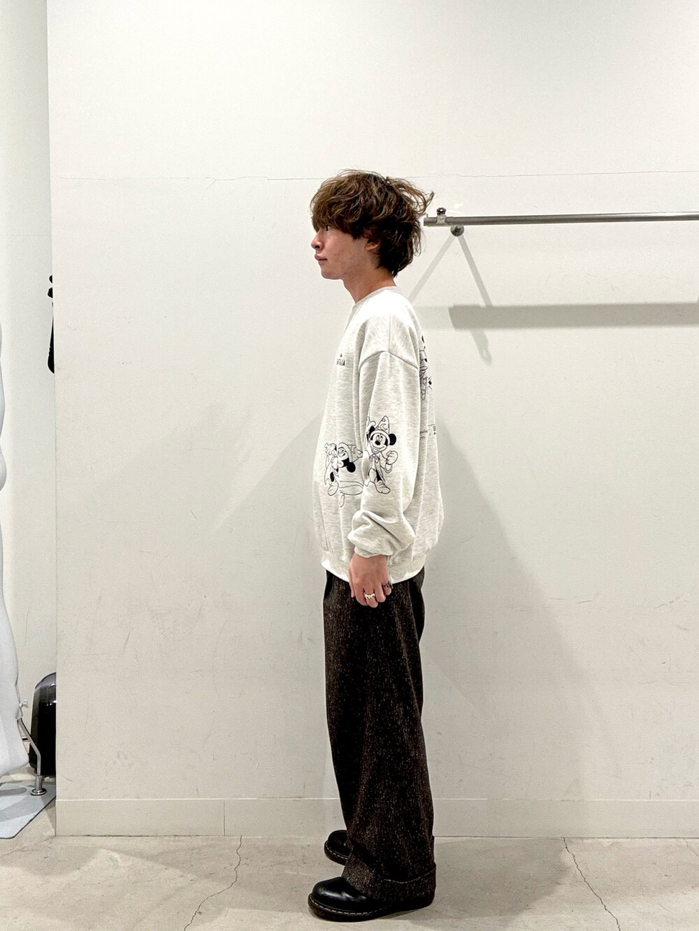 グレー系のスウェット、ブラウン系のスラックスを着用したメンズの秋コーディネートの2枚目の写真