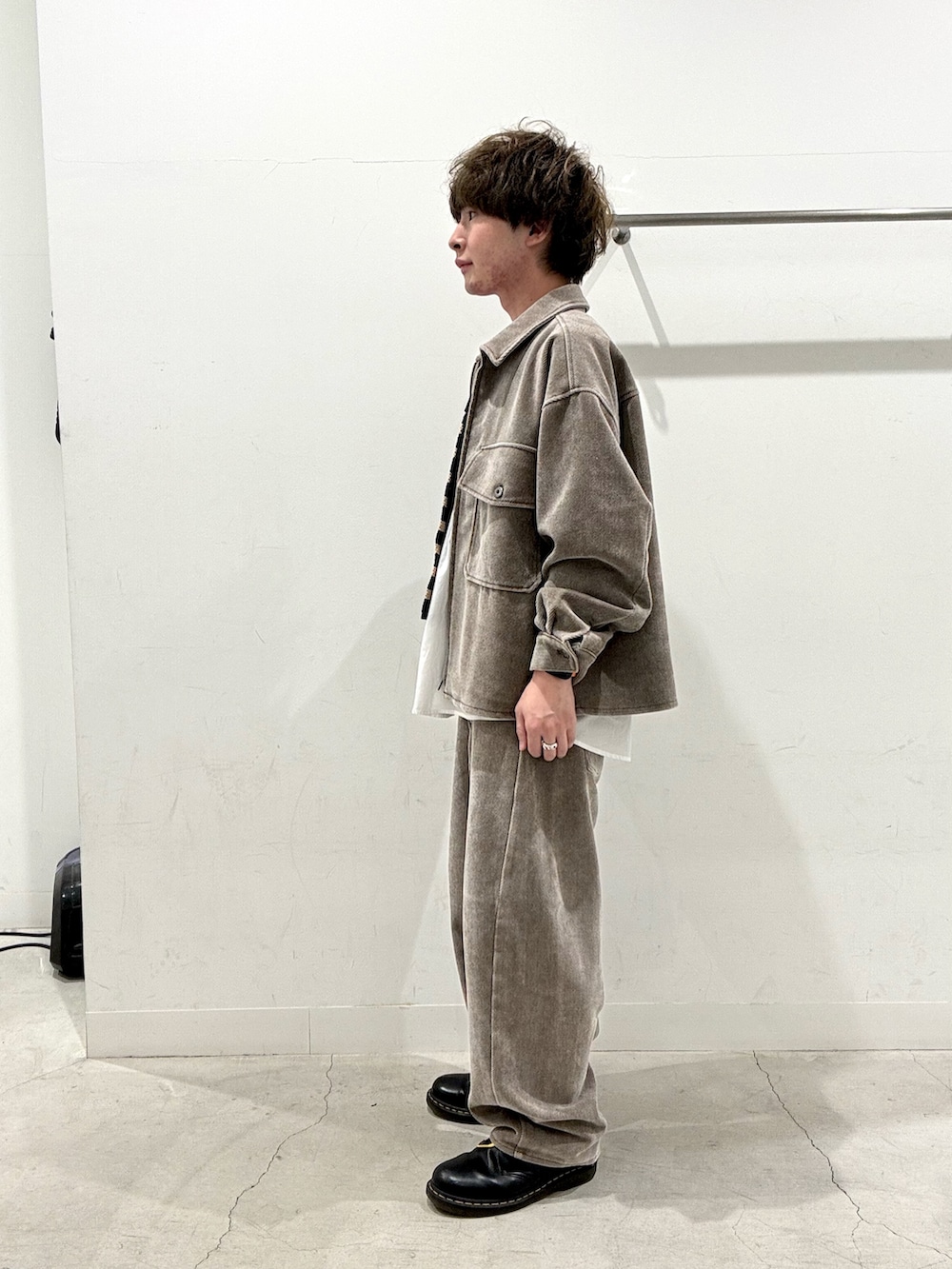 ブラウン系のブルゾン、ブラウン系のその他パンツ、ブラック系のネクタイを着用したメンズの秋コーディネートの2枚目の写真