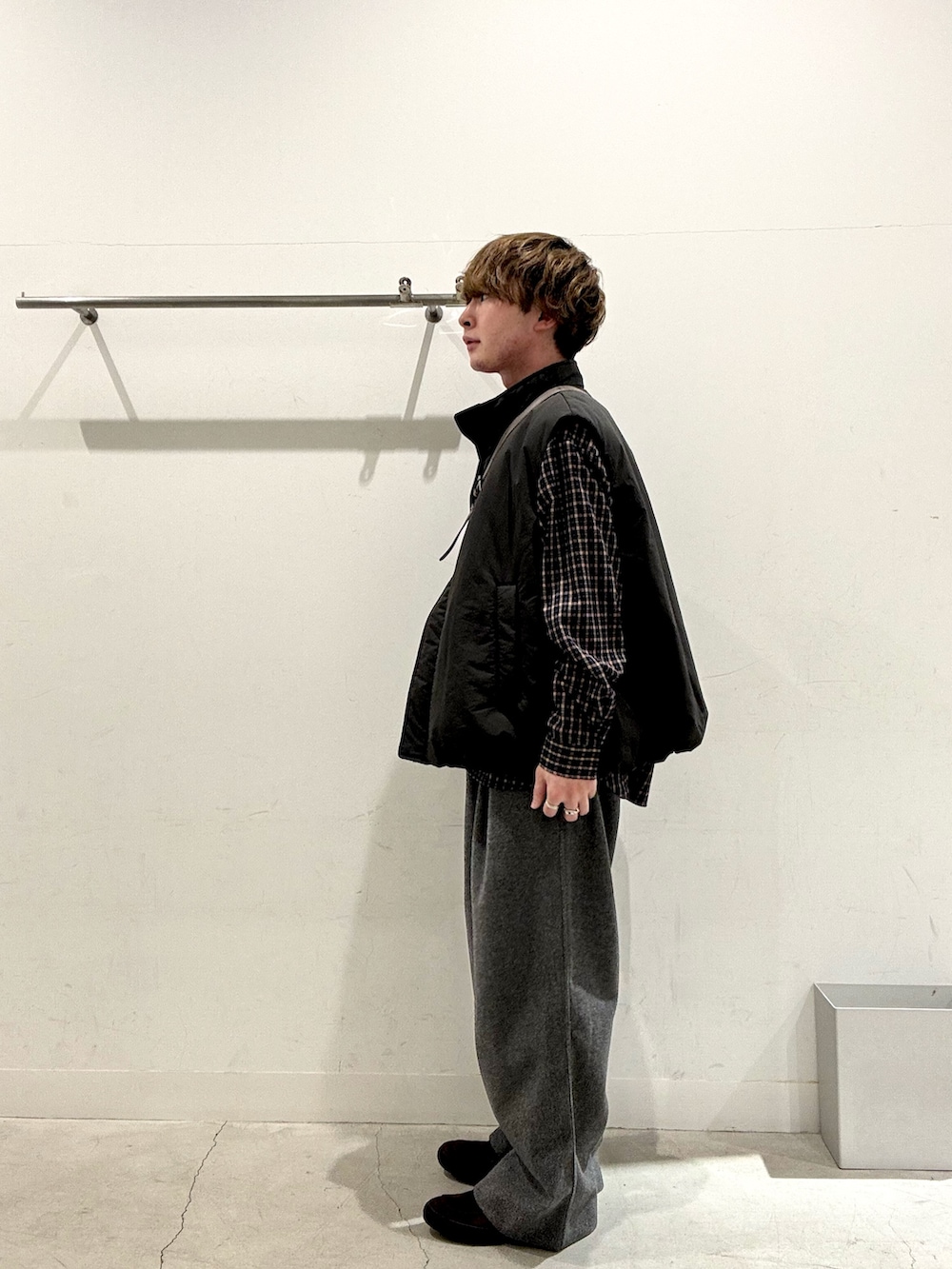 グレー系のその他アウター、ブラウン系のシャツ/ブラウス、グレー系のその他パンツを着用したメンズの冬コーディネートの2枚目の写真