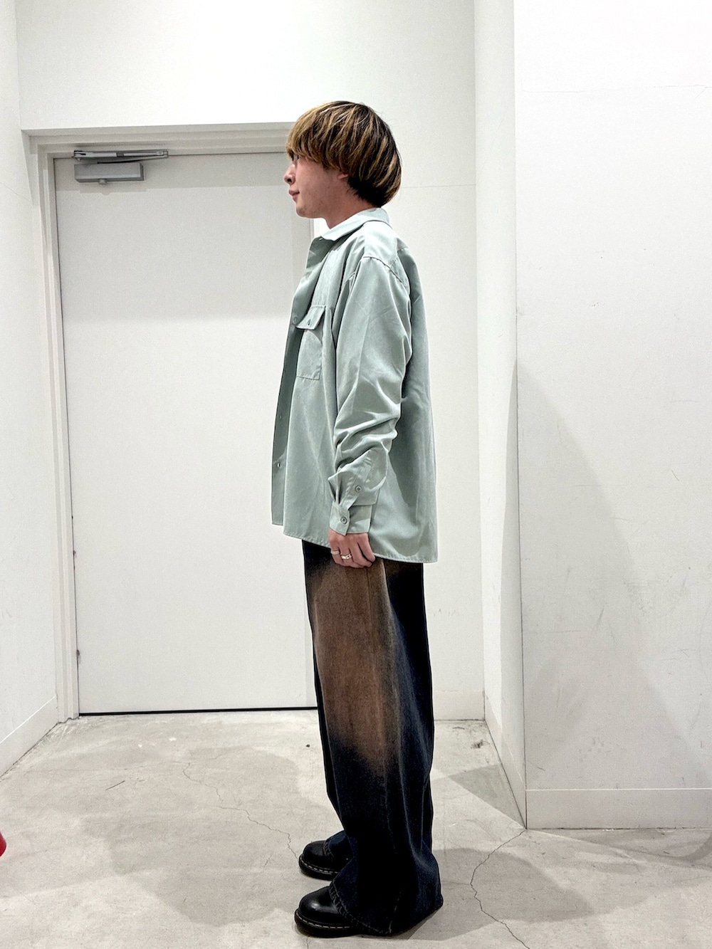 グリーン系のシャツ/ブラウス、ホワイト系のTシャツ/カットソー、ブルー系のデニムパンツを着用したメンズの春コーディネートの2枚目の写真