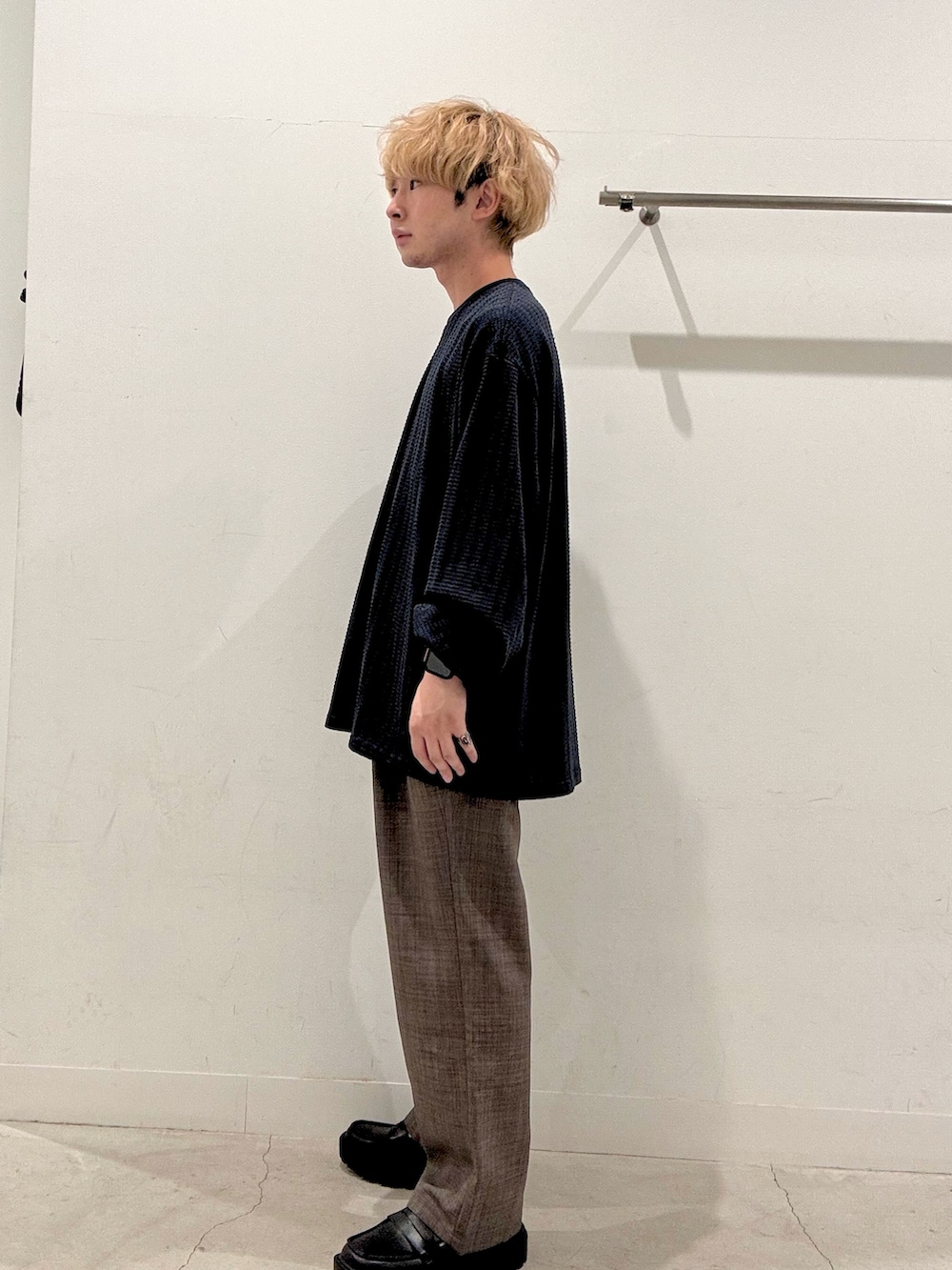 グレー系のTシャツ/カットソー、ブラウン系のその他パンツ、ブラック系のローファーを着用したメンズの秋コーディネートの4枚目の写真