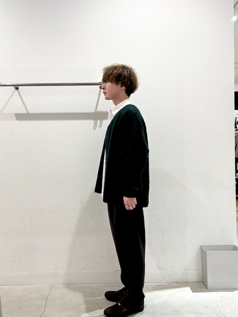 ホワイト系のシャツ/ブラウス、グリーン系のカーディガン/ボレロ、ブラック系のその他パンツを着用したメンズの冬コーディネートの2枚目の写真