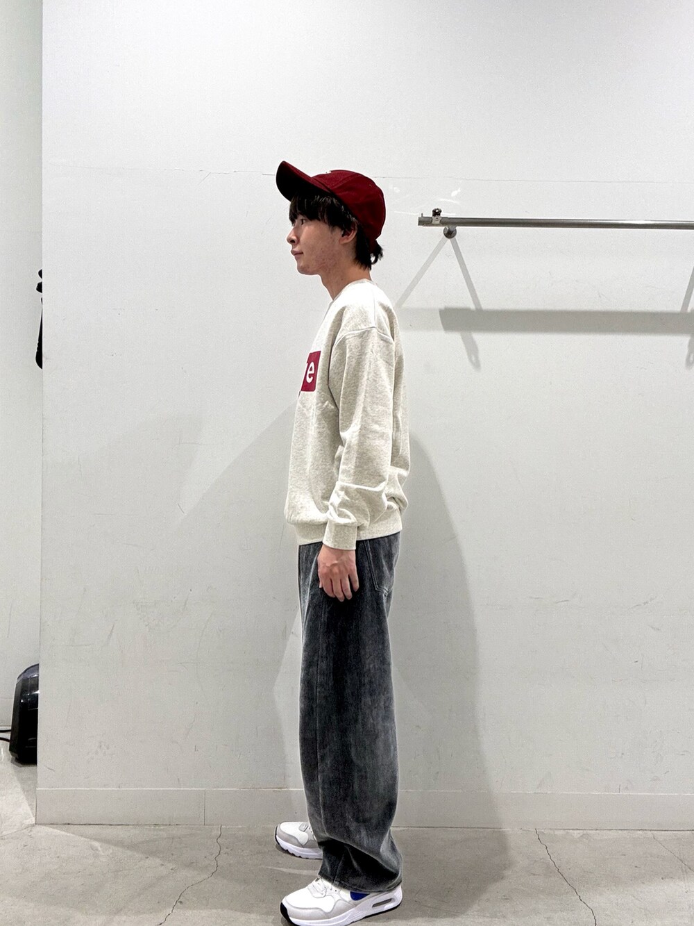 グレー系のスウェット、ブラック系のその他パンツ、ホワイト系のスニーカーを着用したメンズの秋コーディネートの2枚目の写真