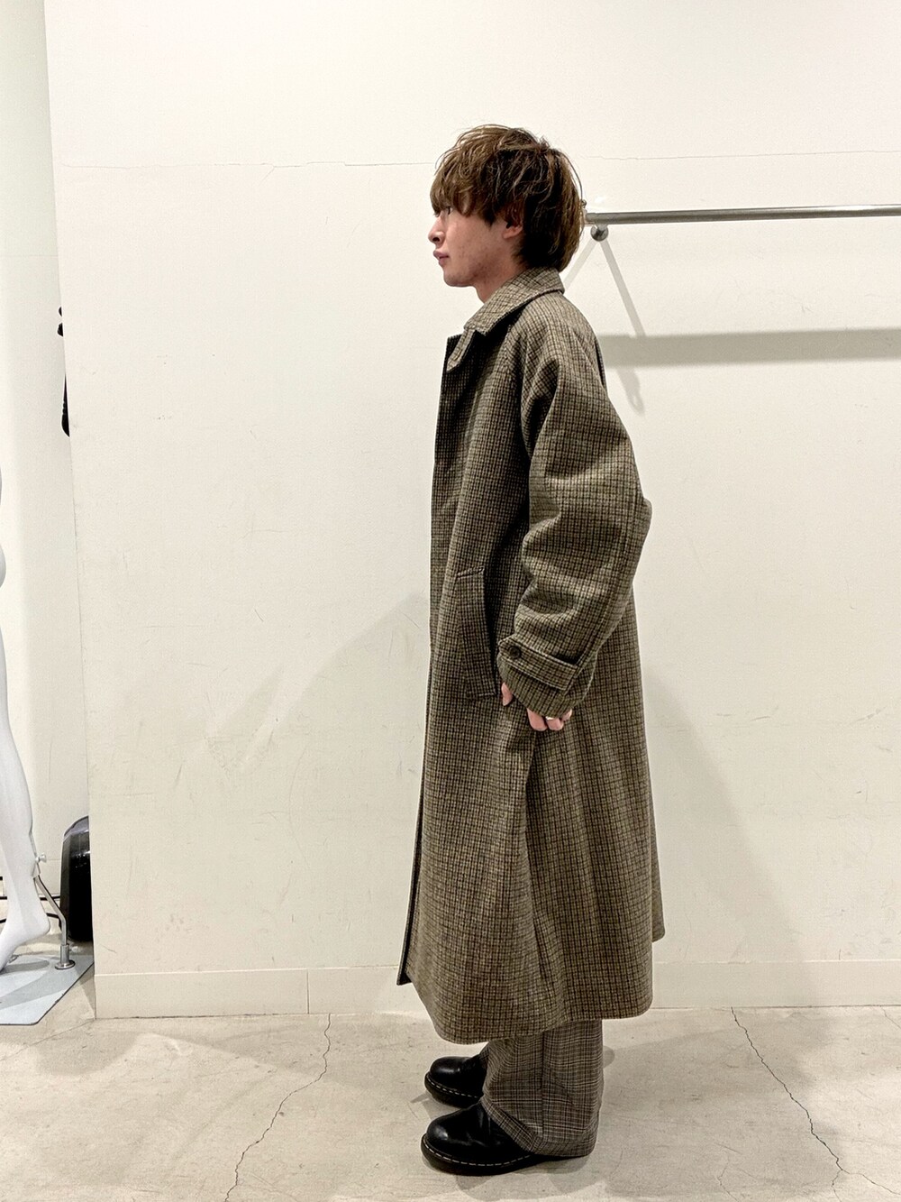 ブラウン系のその他アウター、ブラウン系のニット/セーター、ブラウン系のその他パンツを着用したメンズの秋コーディネートの2枚目の写真