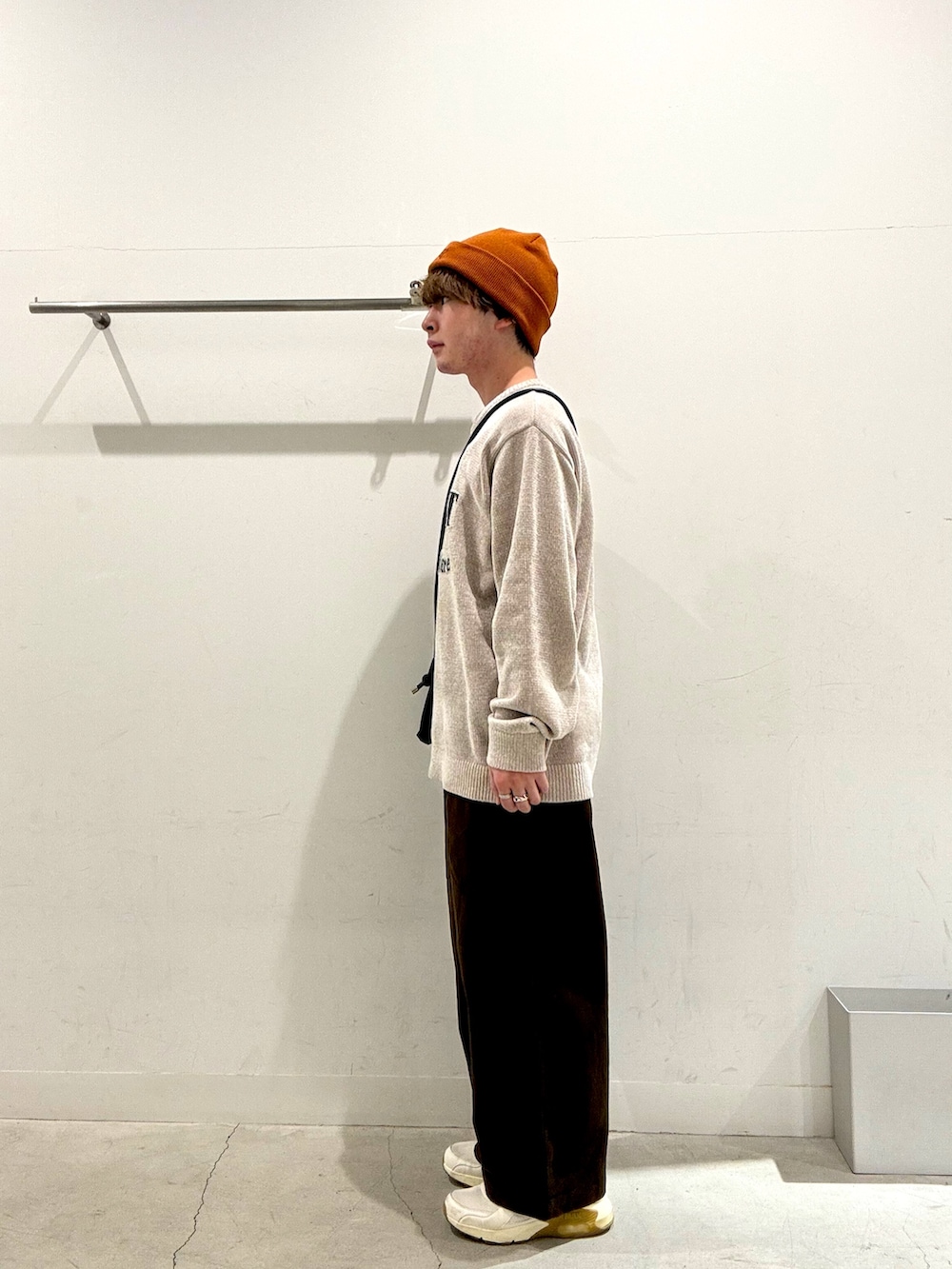 ベージュ系のニット/セーター、グリーン系のショルダーバッグ、ブラウン系のその他パンツを着用したメンズの冬コーディネートの2枚目の写真