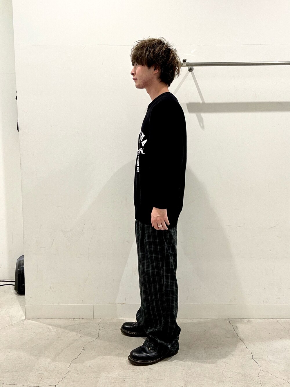 ブラック系のニット/セーター、グリーン系のその他パンツを着用したメンズの秋コーディネートの2枚目の写真