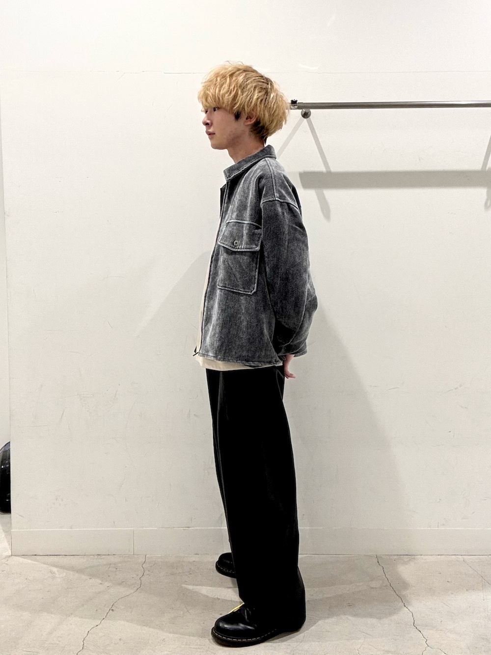 ブラック系のブルゾン、ベージュ系のTシャツ/カットソー、ブラック系のその他パンツを着用したメンズの秋コーディネートの2枚目の写真