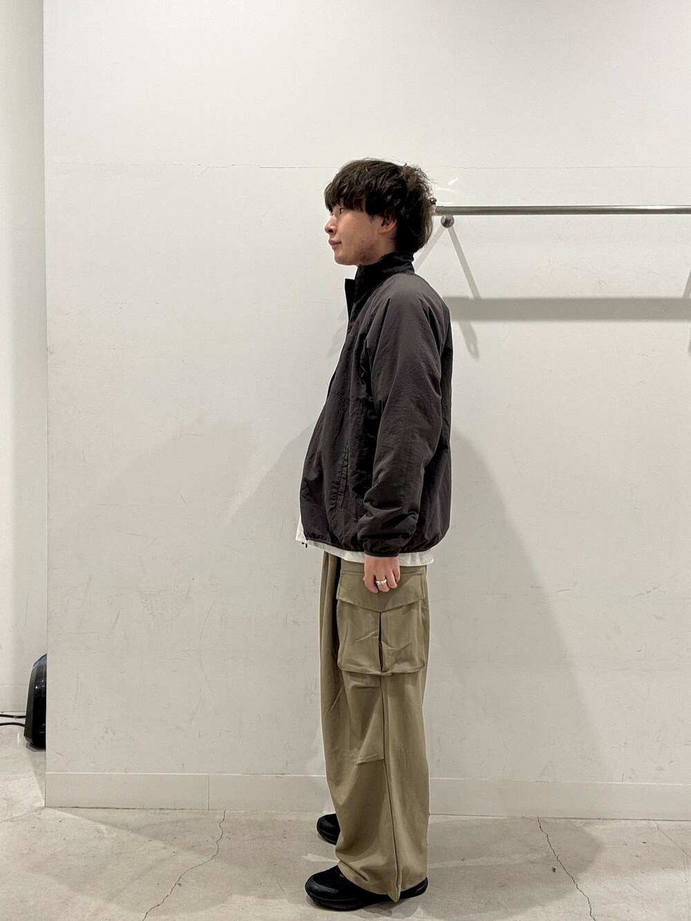 グレー系のブルゾン、ベージュ系のTシャツ/カットソー、ベージュ系のその他パンツを着用したメンズの秋コーディネートの4枚目の写真