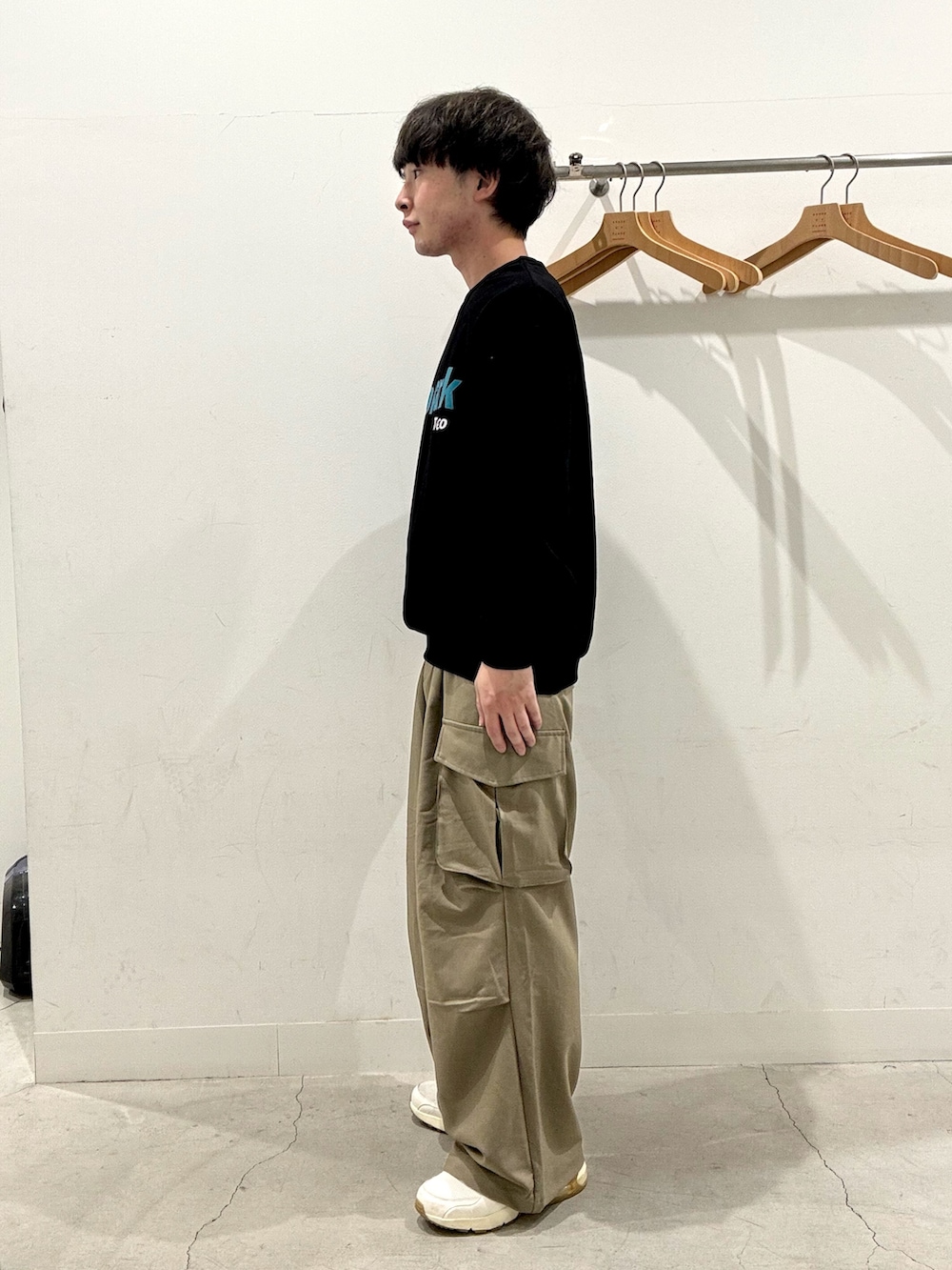 ブラック系のスウェット、ベージュ系のその他パンツを着用したメンズの秋コーディネートの2枚目の写真