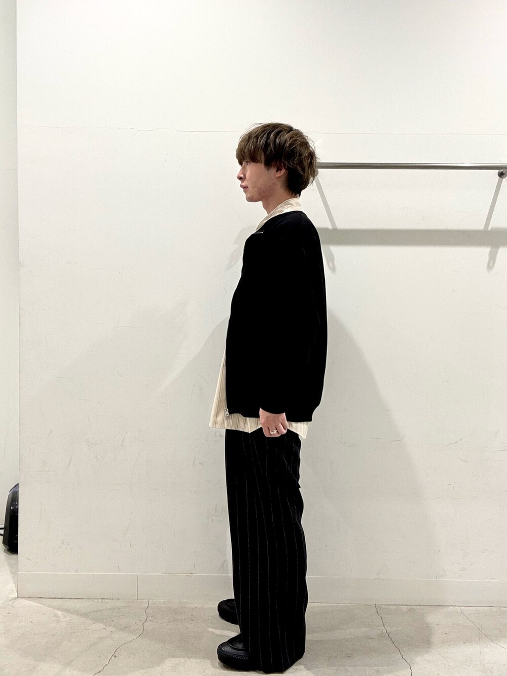 ベージュ系のシャツ/ブラウス、ブラック系のスウェット、ブラック系のその他パンツを着用したメンズの秋コーディネートの2枚目の写真