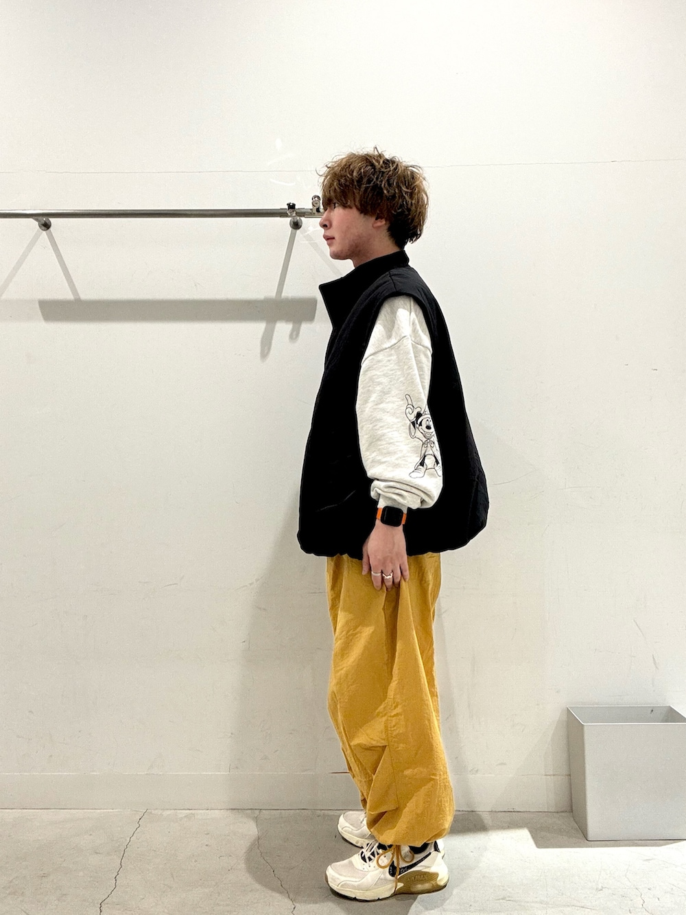 ブラック系のダウンベスト、グレー系のスウェットを着用したメンズの冬コーディネートの2枚目の写真