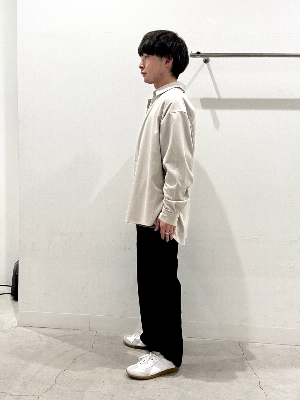 ベージュ系のシャツ/ブラウス、グレー系のスウェット、ブラック系のその他パンツを着用したメンズの秋コーディネートの2枚目の写真