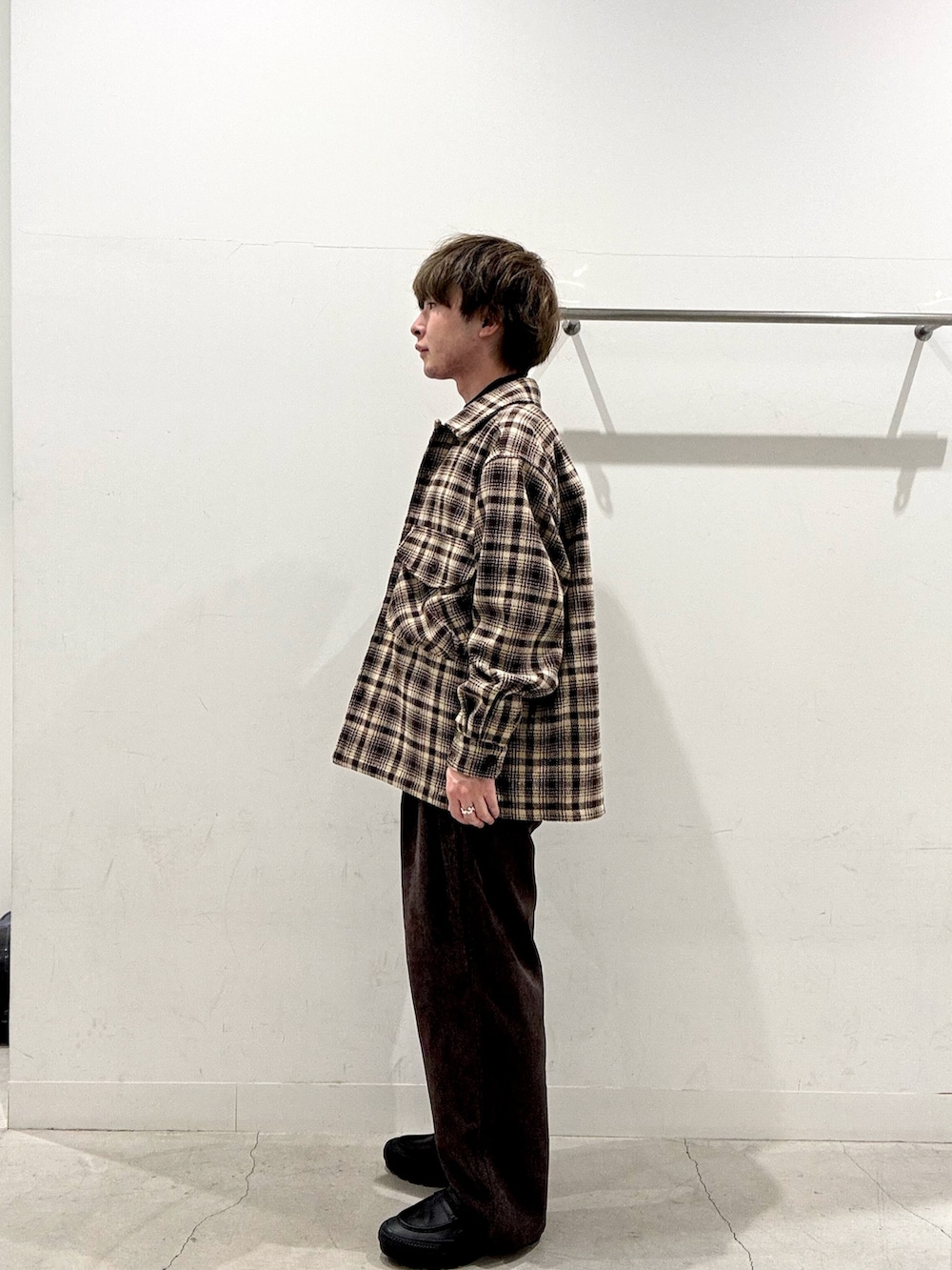 ブラック系のニット/セーター、ブラウン系のその他アウター、ブラウン系のその他パンツを着用したメンズの秋コーディネートの2枚目の写真