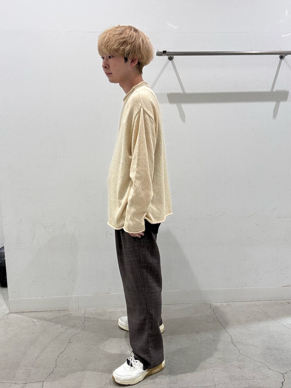 ベージュ系のニット/セーター、ブラック系のその他パンツを着用したメンズの夏コーディネートの2枚目の写真