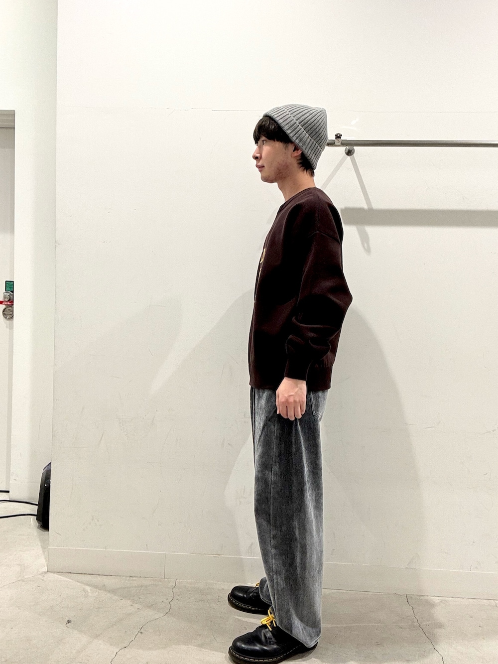 ブラウン系のニット/セーター、ブラック系のその他パンツ、ブルー系のニットキャップ/ビーニーを着用したメンズの秋コーディネートの2枚目の写真