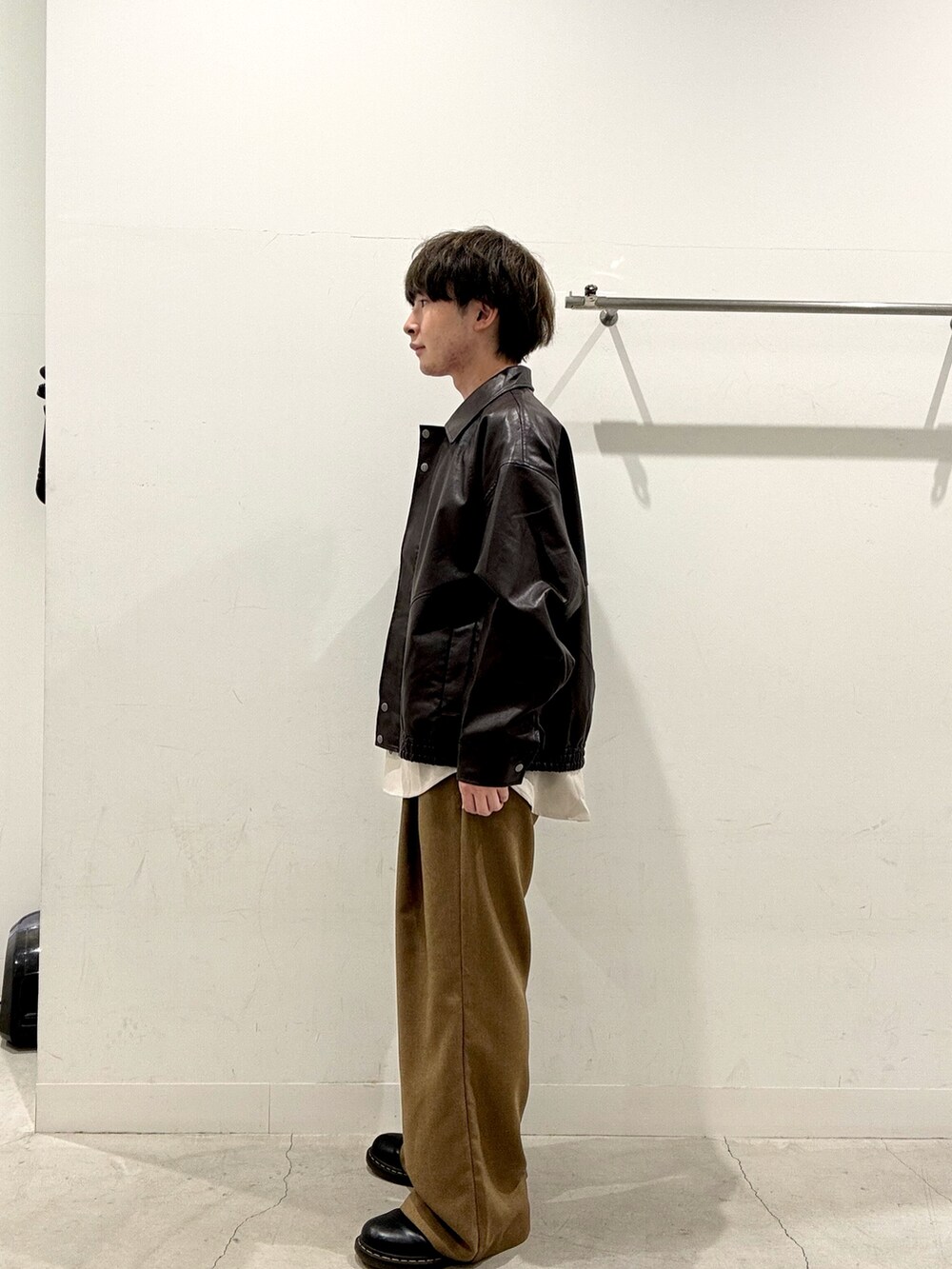 ブラック系のブルゾン、ブラウン系のその他パンツ、グレー系のシャツ/ブラウスを着用したメンズの秋コーディネートの2枚目の写真