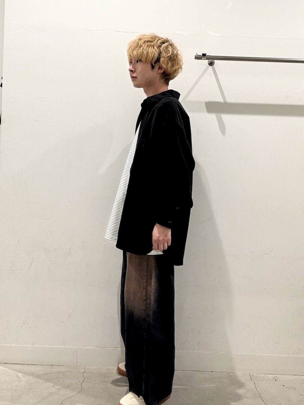 ブラック系のシャツ/ブラウス、ホワイト系のTシャツ/カットソー、ブルー系のデニムパンツを着用したメンズの秋コーディネートの2枚目の写真