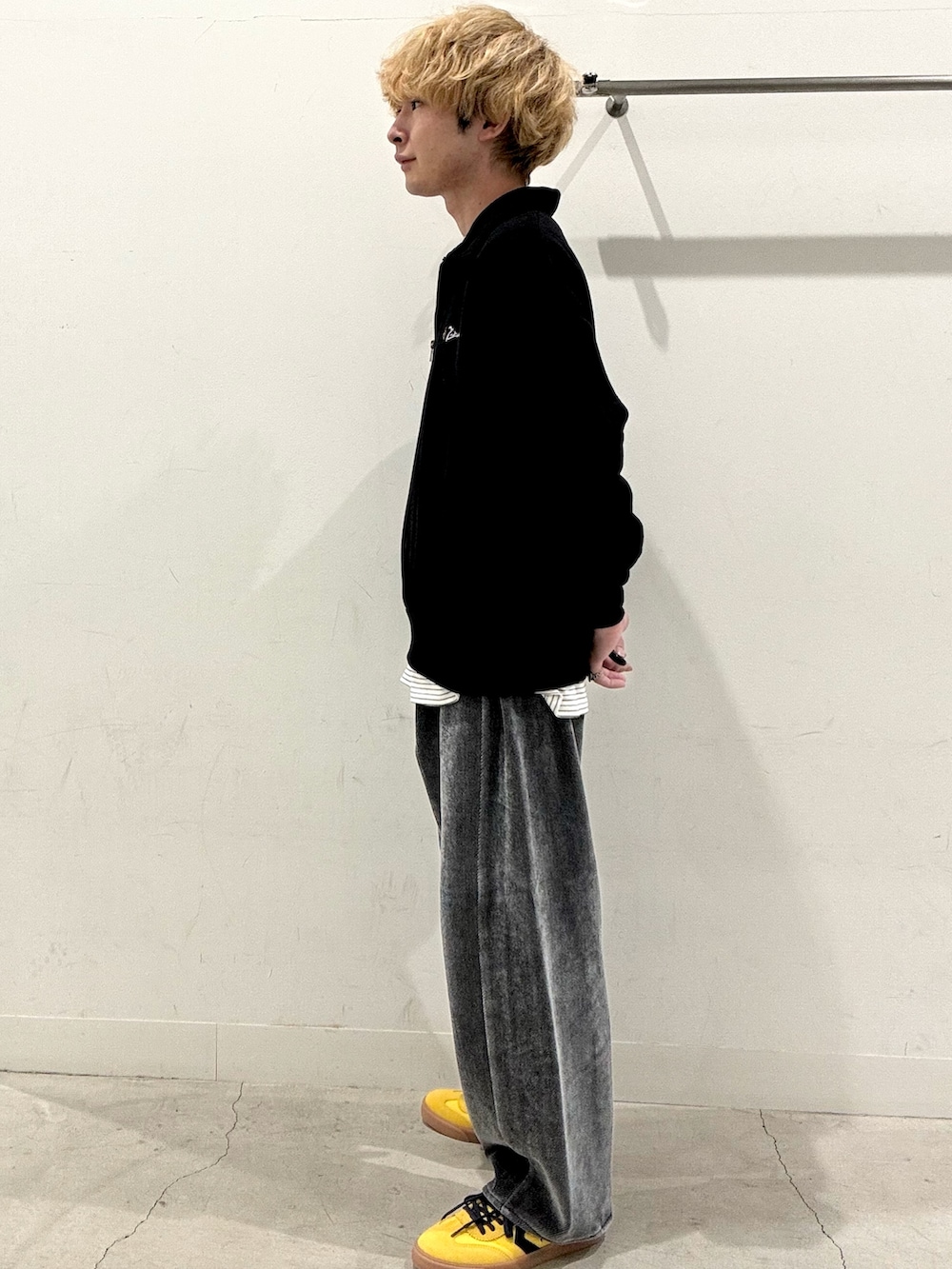 ブラック系のスウェット、ホワイト系のTシャツ/カットソー、イエロー系のスニーカーを着用したメンズの秋コーディネートの2枚目の写真