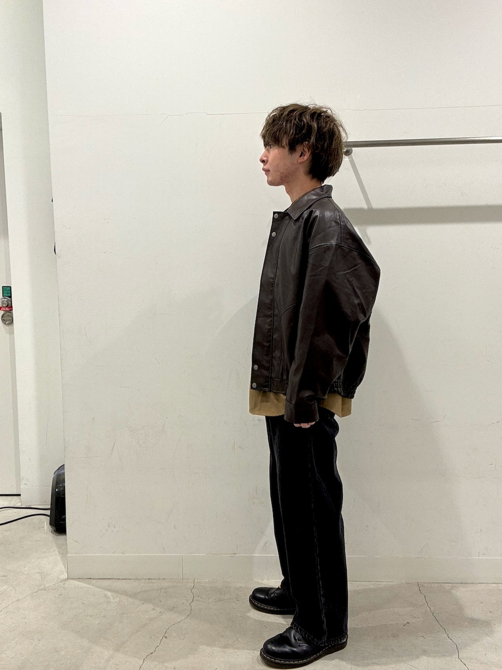 ブラウン系のシャツ/ブラウス、ブラウン系のブルゾン、ブラック系のデニムパンツを着用したメンズの秋コーディネートの2枚目の写真