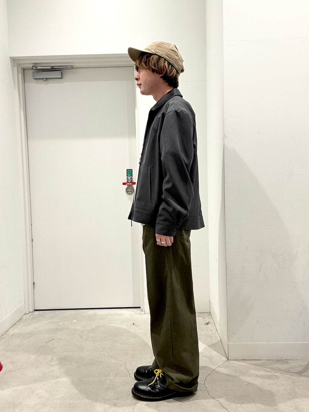 グレー系のブルゾン、グレー系のスウェット、グリーン系のその他パンツを着用したメンズの春コーディネートの2枚目の写真