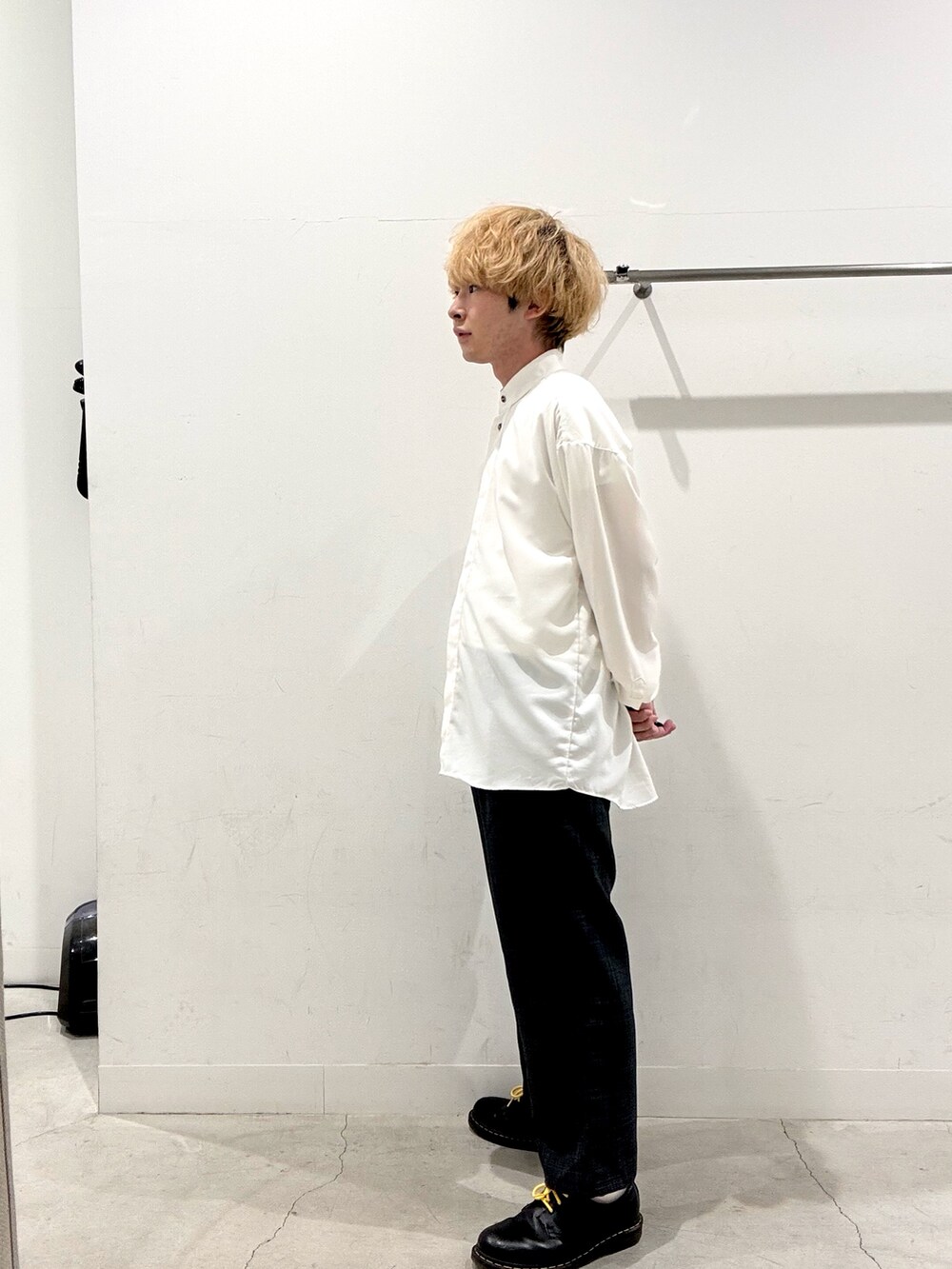 ブラウン系のその他パンツを着用したメンズの秋コーディネートの2枚目の写真