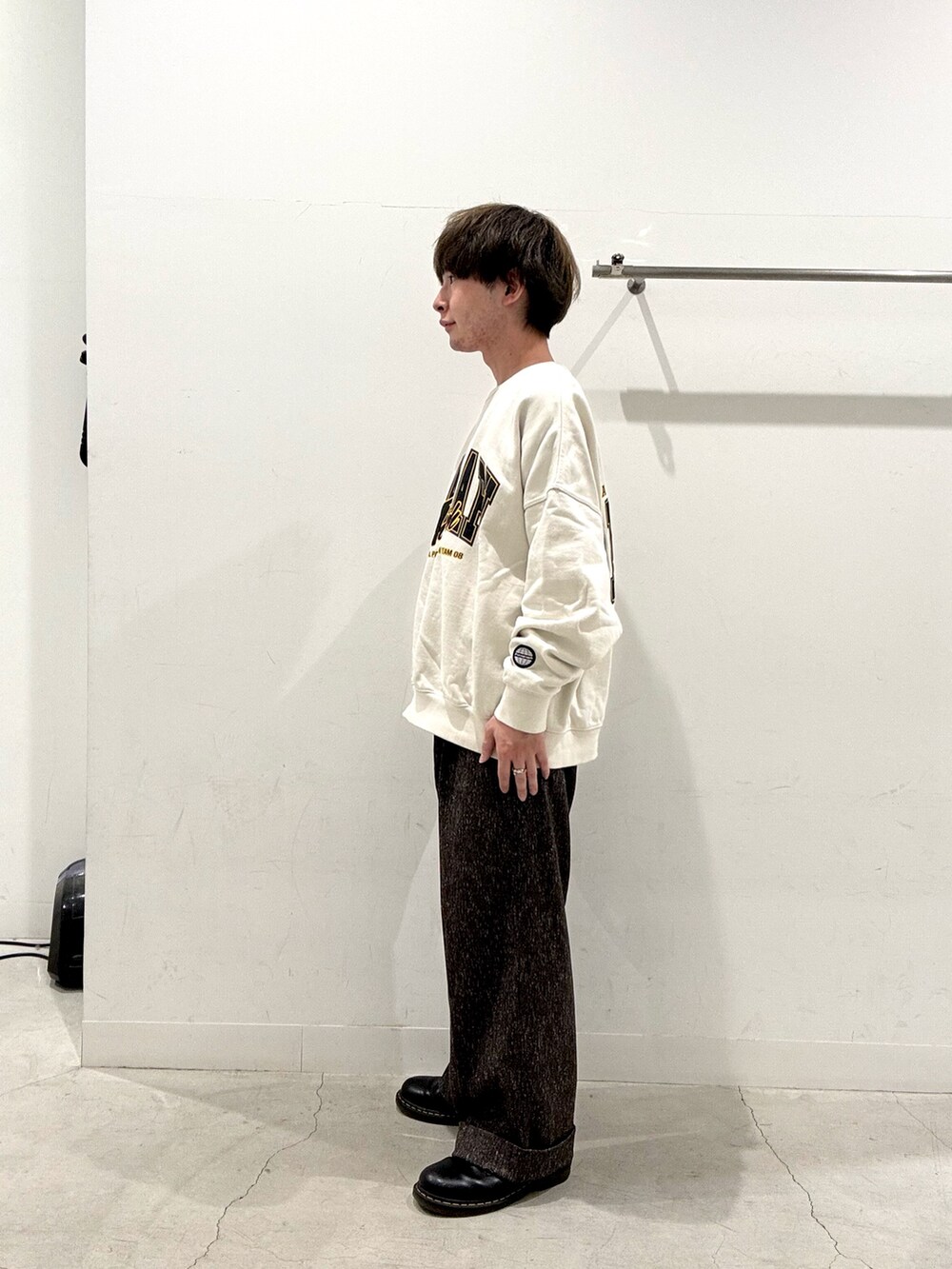 ブラウン系のその他パンツを着用したメンズの秋コーディネートの2枚目の写真