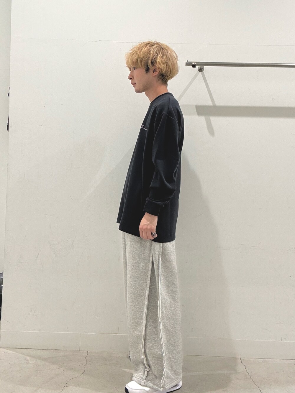 ブラック系のTシャツ/カットソー、グリーン系のその他パンツ、ホワイト系のスニーカーを着用したメンズの秋コーディネートの2枚目の写真