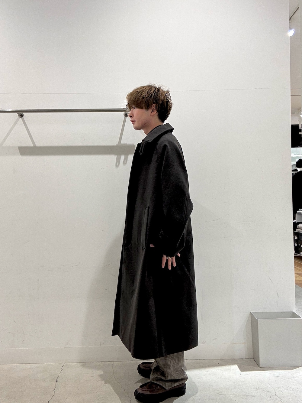 ブラウン系のその他アウター、ブラウン系のニット/セーター、ブラウン系のスラックスを着用したメンズの秋コーディネートの2枚目の写真