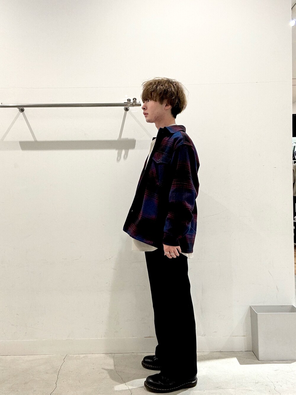 ベージュ系のシャツ/ブラウス、ブラック系のその他パンツ、ブルー系のシャツ/ブラウスを着用したメンズの冬コーディネートの2枚目の写真