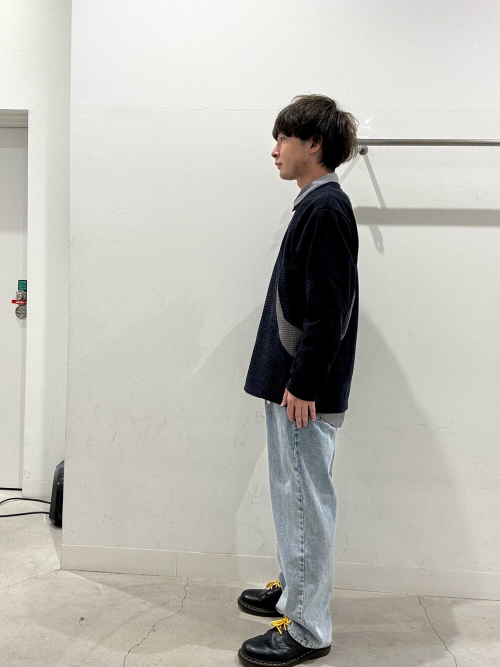 ブルー系のデニムパンツ、ブラック系のシャツ/ブラウス、ブルー系のTシャツ/カットソーを着用したメンズの秋コーディネートの2枚目の写真