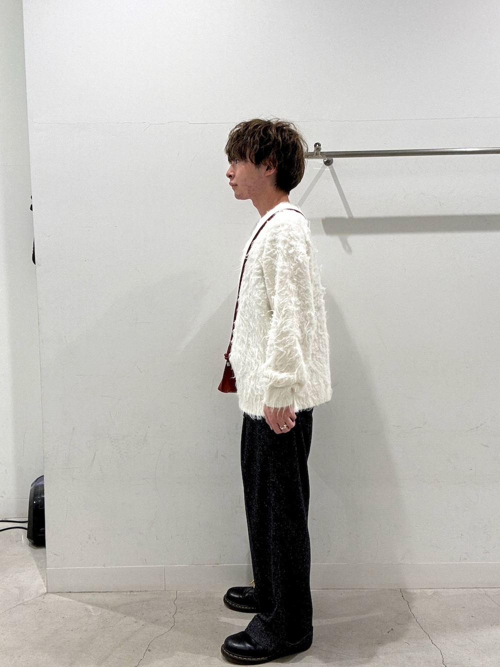 ホワイト系のニット/セーター、オレンジ系のショルダーバッグ、ブラウン系のその他パンツを着用したメンズの秋コーディネートの2枚目の写真