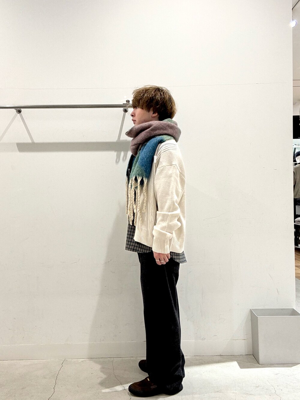 グレー系のシャツ/ブラウス、ブラック系のその他パンツ、ホワイト系のカーディガン/ボレロを着用したメンズの冬コーディネートの2枚目の写真