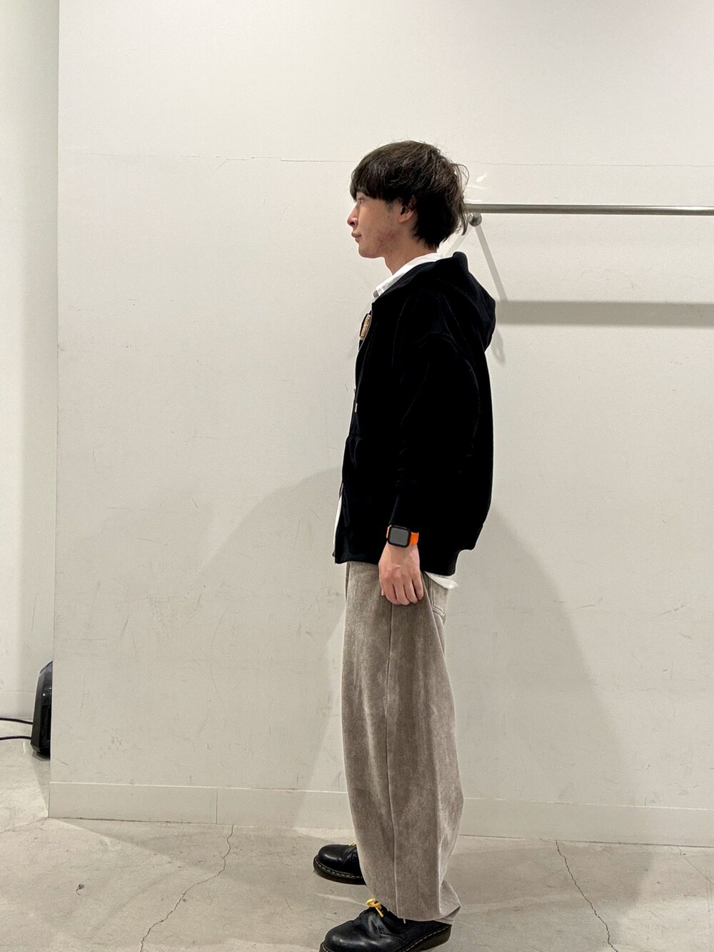 グレー系のパーカー、ブラック系のネクタイ、ホワイト系のシャツ/ブラウスを着用したメンズの秋コーディネートの2枚目の写真