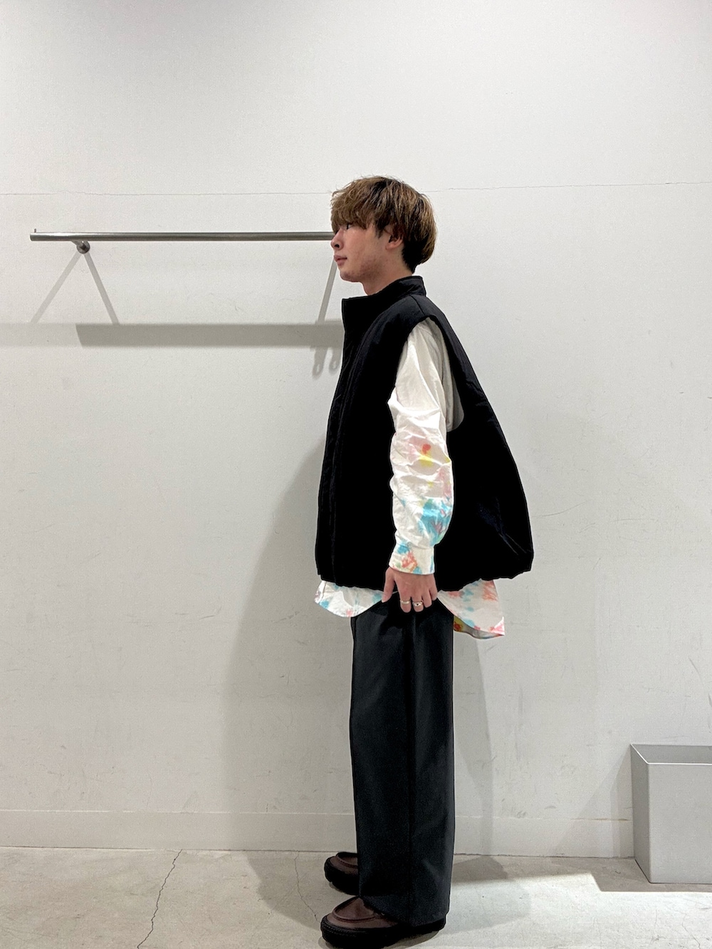 ブラック系のダウンベスト、グレー系のその他パンツを着用したメンズの冬コーディネートの2枚目の写真