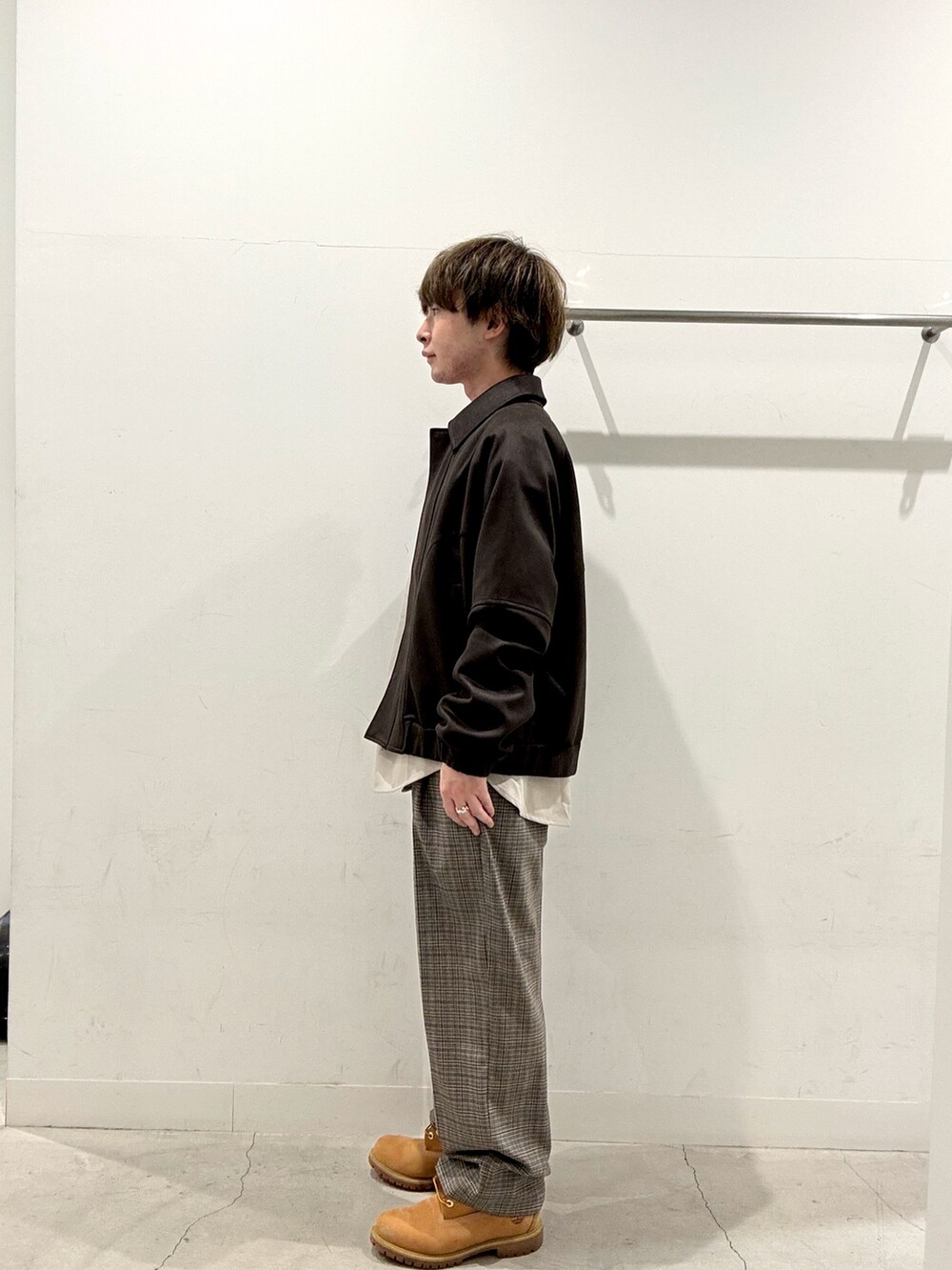 ベージュ系のブルゾン、グリーン系のその他パンツ、グレー系のシャツ/ブラウスを着用したメンズの秋コーディネートの2枚目の写真