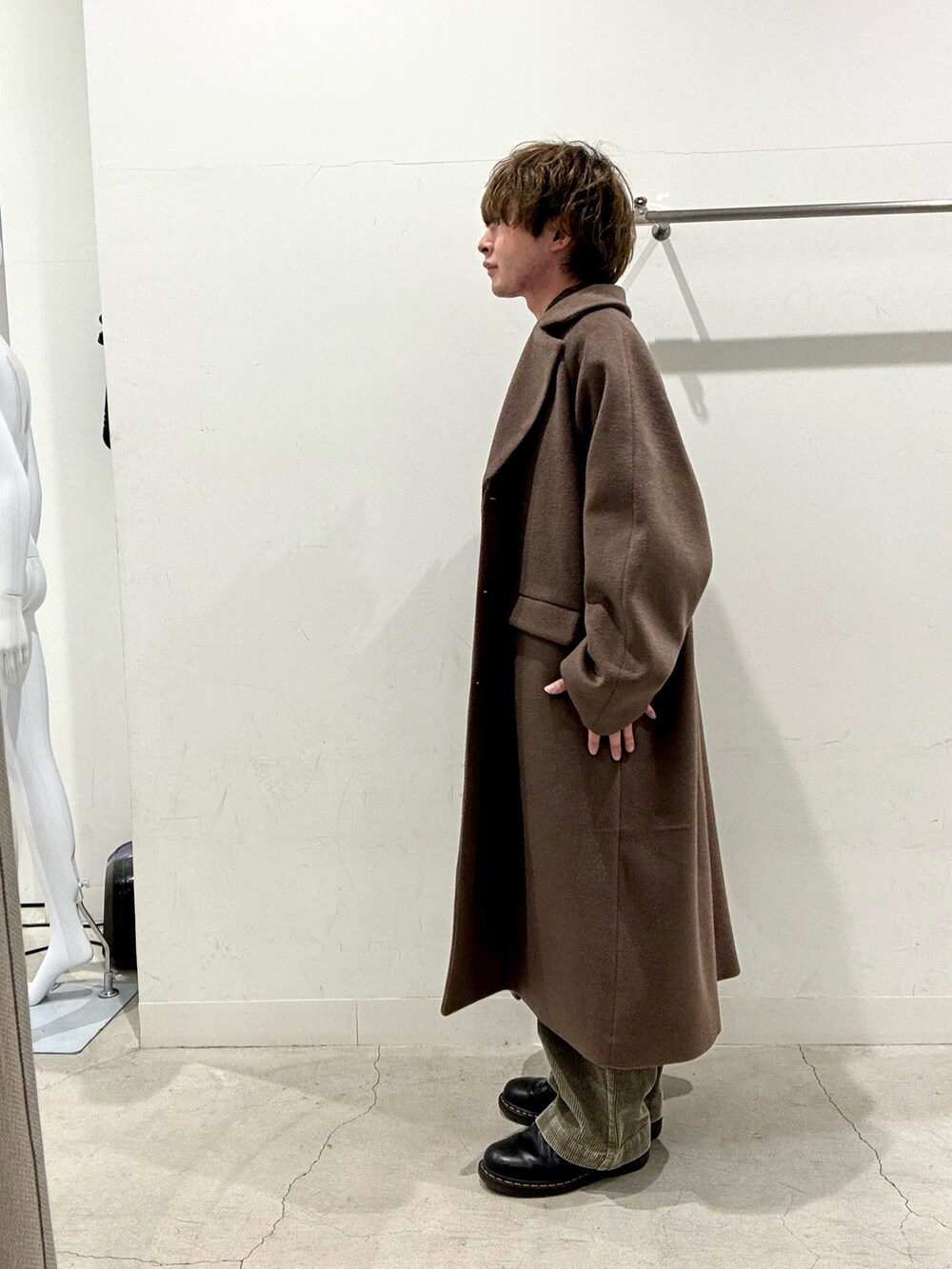 ブラウン系のその他アウター、ブルー系のシャツ/ブラウス、ベージュ系のその他パンツを着用したメンズの秋コーディネートの2枚目の写真