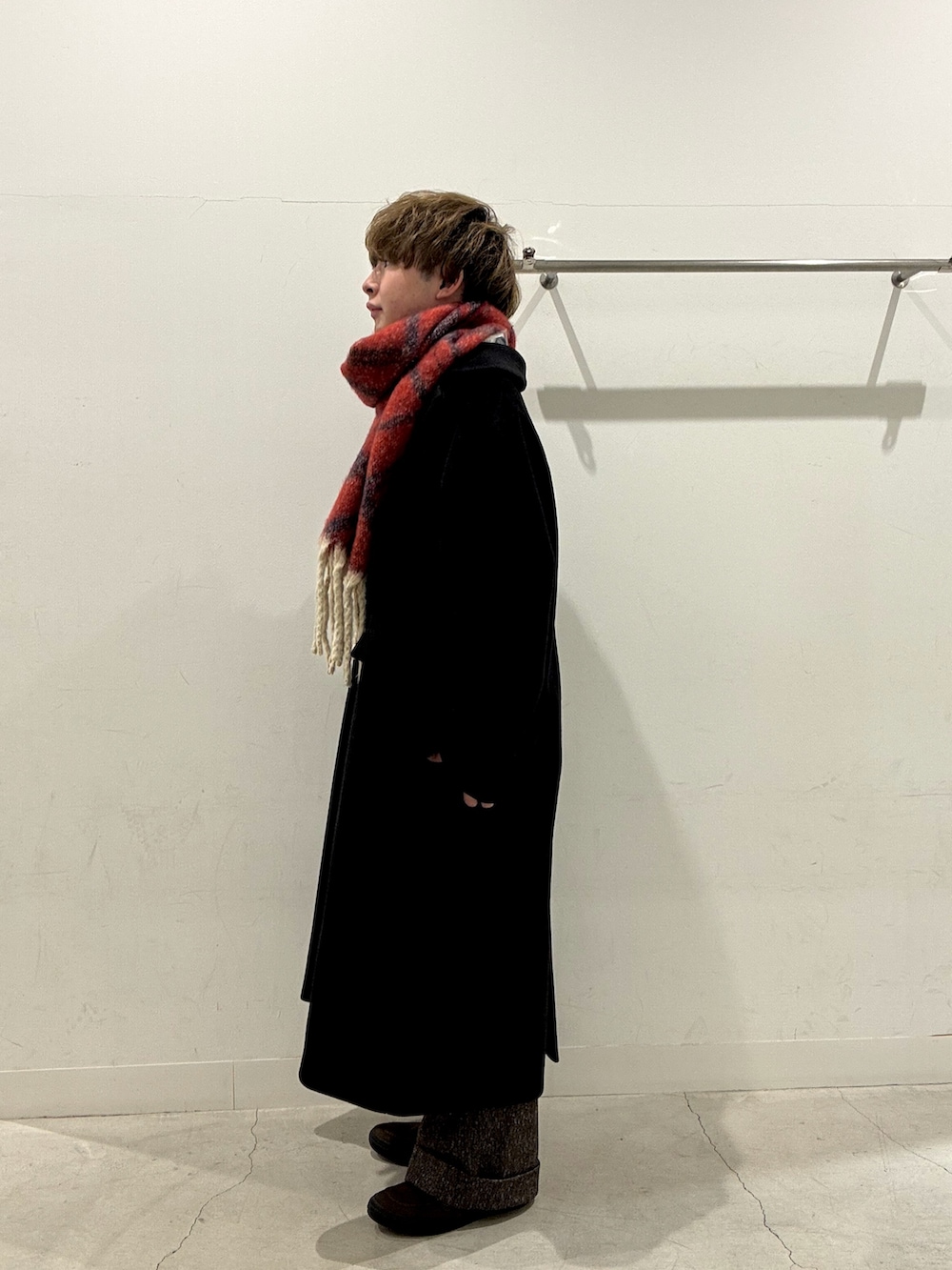 ベージュ系のニット/セーター、ブラック系のその他アウター、ブラウン系のその他パンツを着用したメンズの秋コーディネートの2枚目の写真