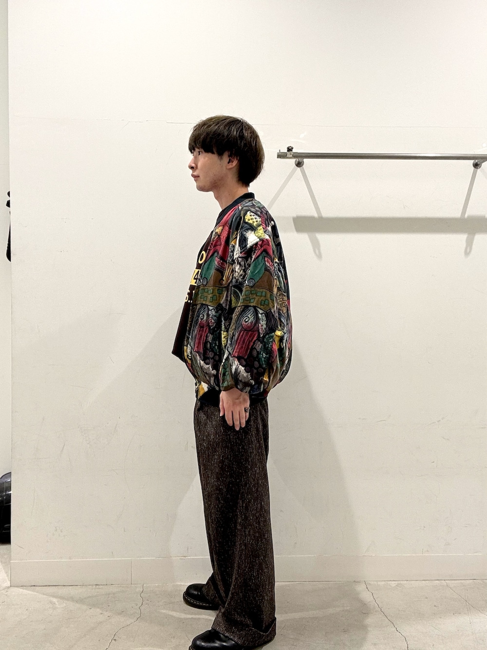 ブラウン系のニット/セーター、ブラウン系のその他パンツを着用したメンズの秋コーディネートの2枚目の写真